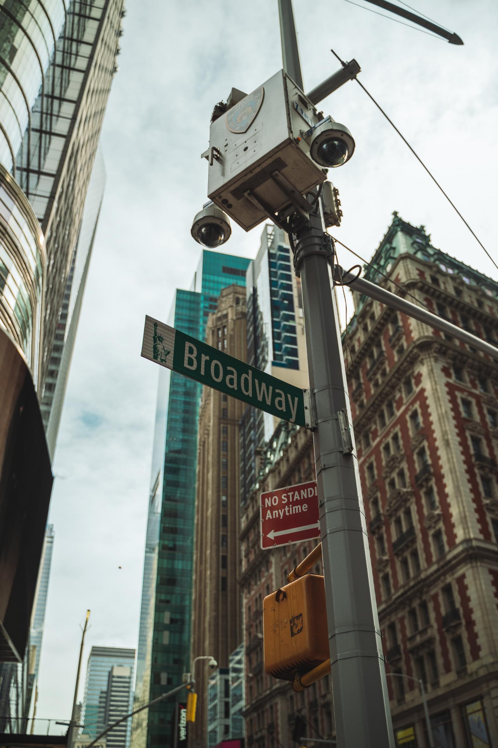 Le panneau Broadway dans une rue de New York.