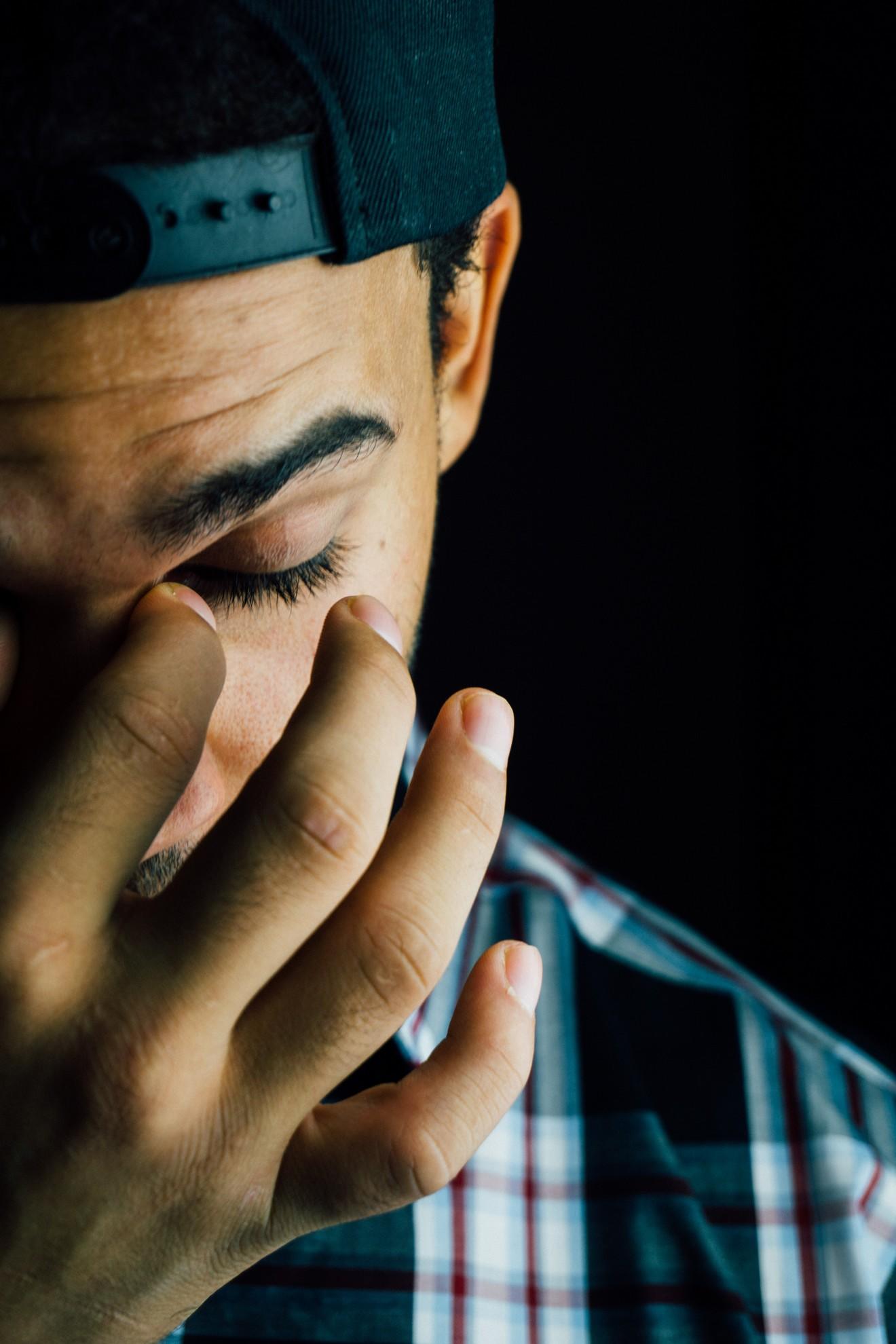 Un homme qui souffre d'une migraine.