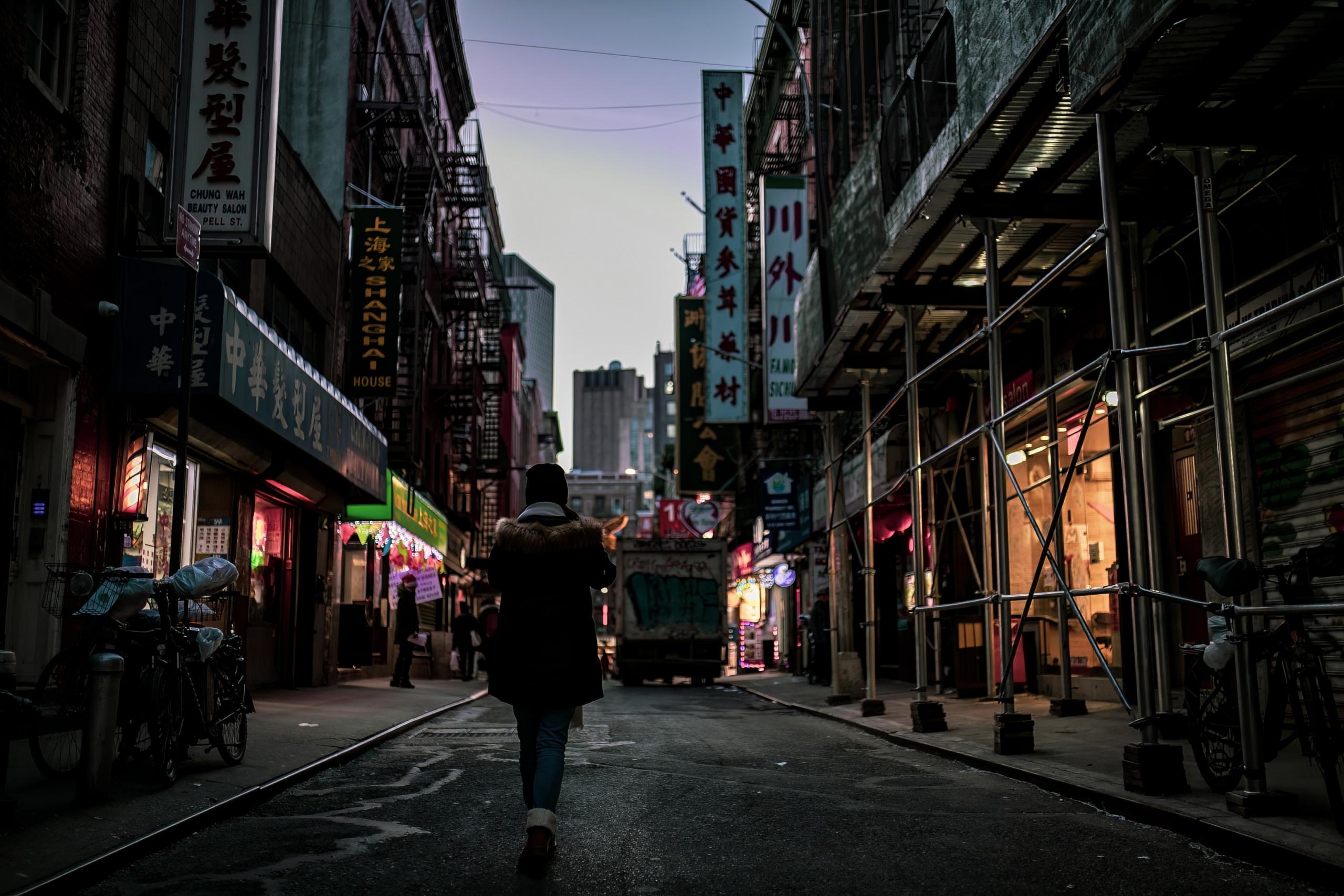 Une vue de nuit d'une rue de Chinatown à New York.
