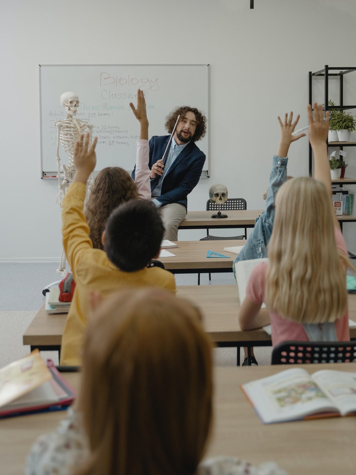 Une salle de classe et ses élèves en pleine leçon.