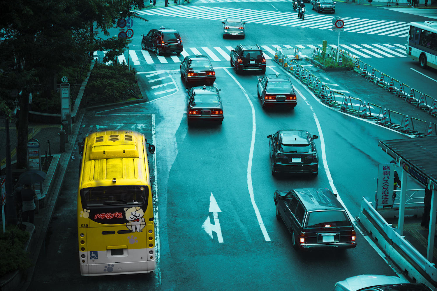 Voitures et bus roulant sur une route de Corée du sud.
