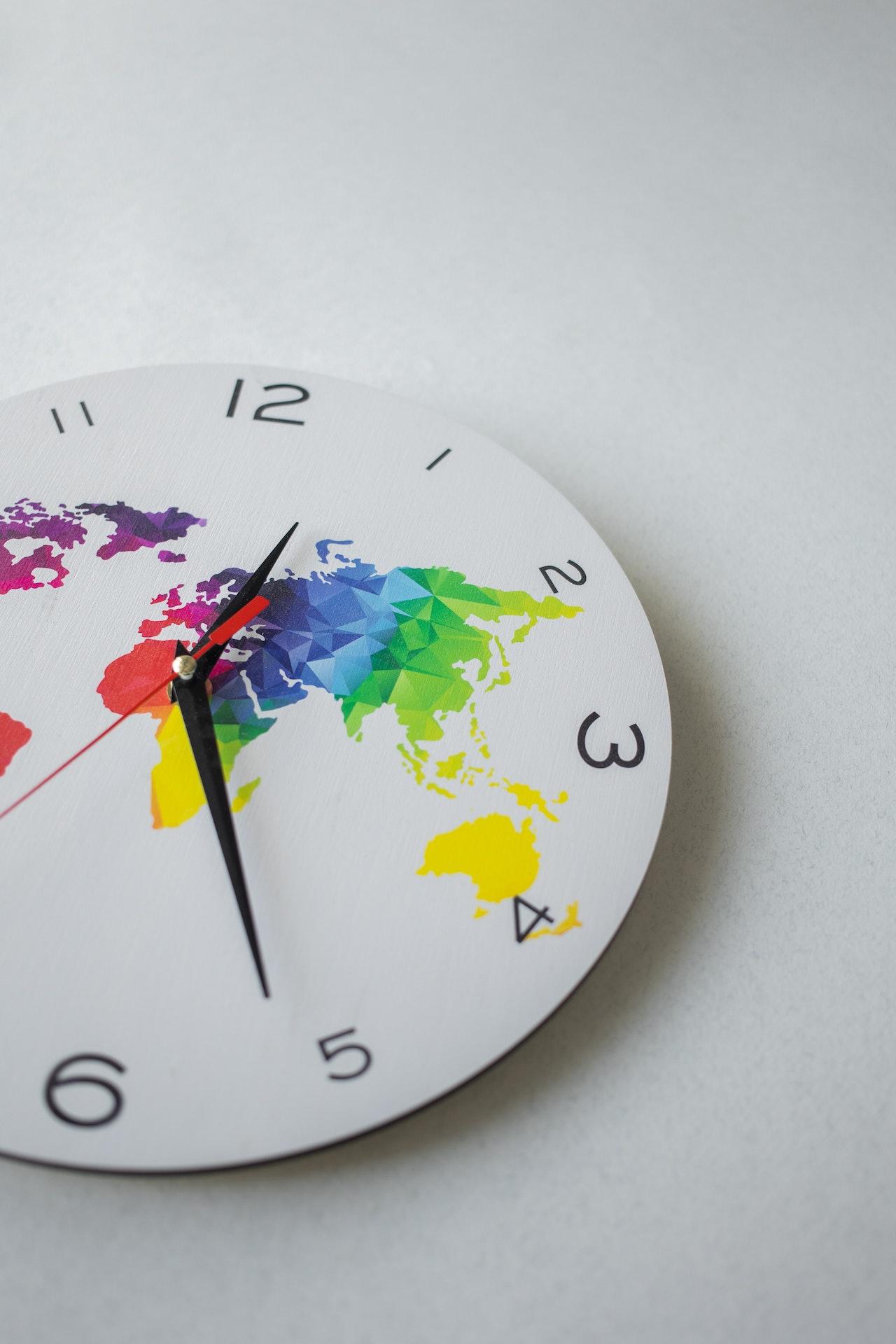Horloge avec une carte du monde dessinée en couleurs.