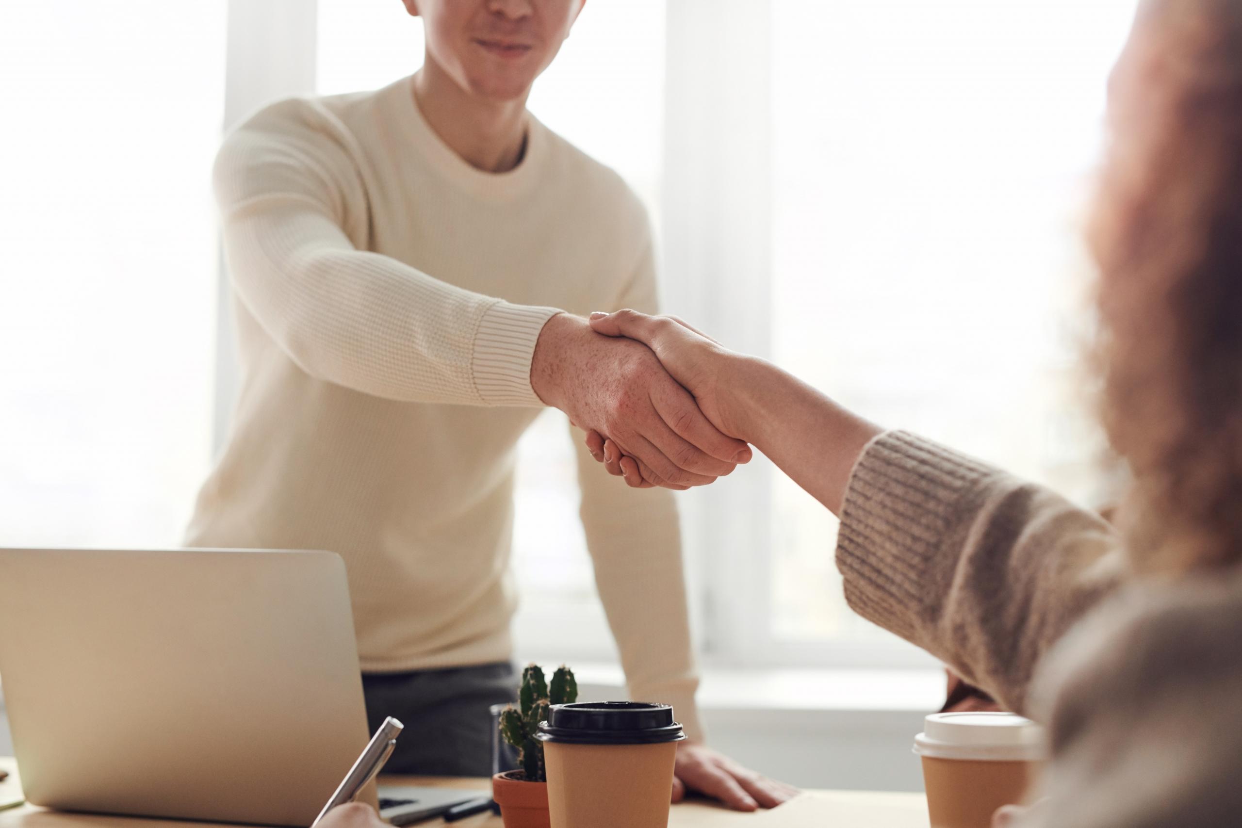 une homme tend la main à une femme