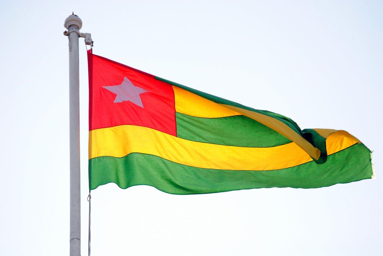 Le drapeau du Togo volant dans les airs