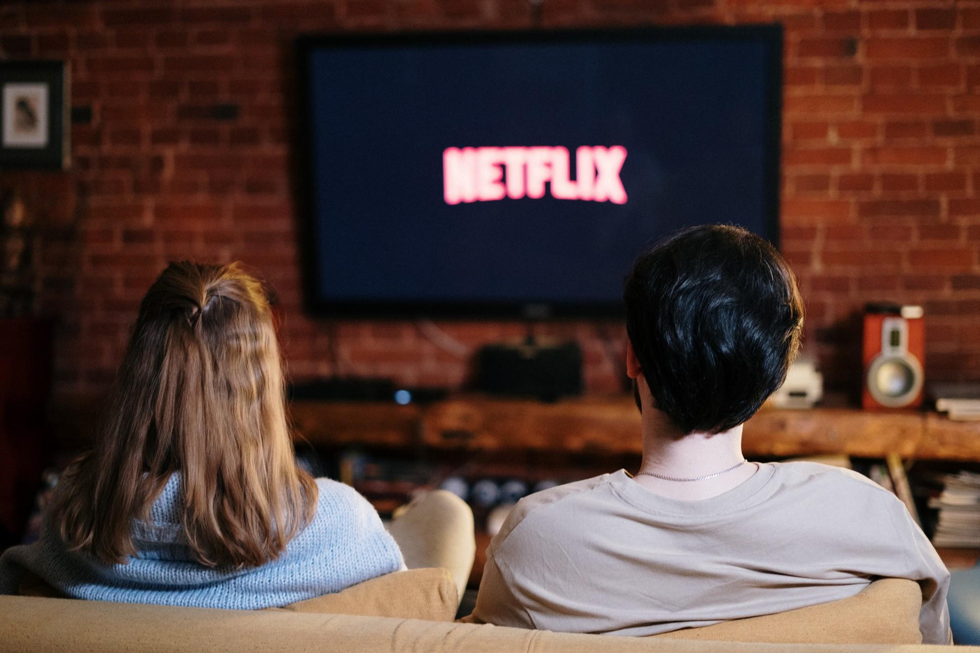 Deux personnes en train de regarder Netflix.