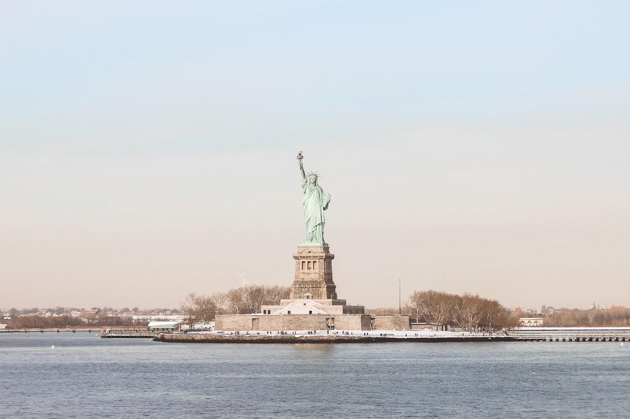 La Statue de la Liberté depuis le ferry gratuit pour Staten Island à New York.