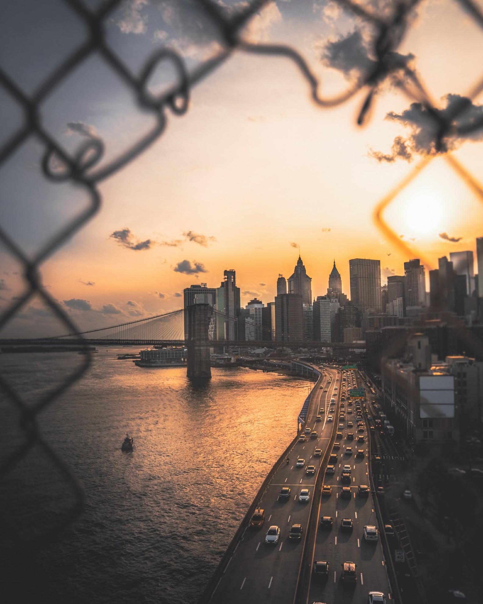 NY vue à travers un trou dans un grillage.