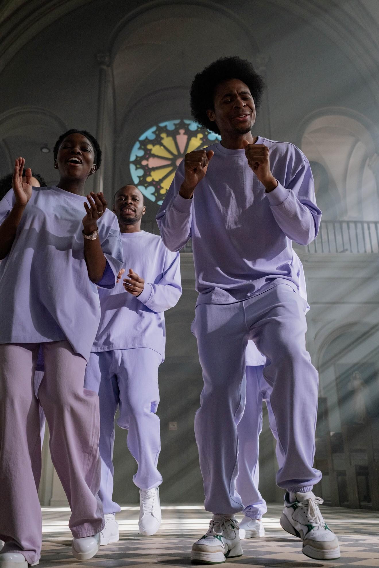 Des personnes assistant à une messe gospel.