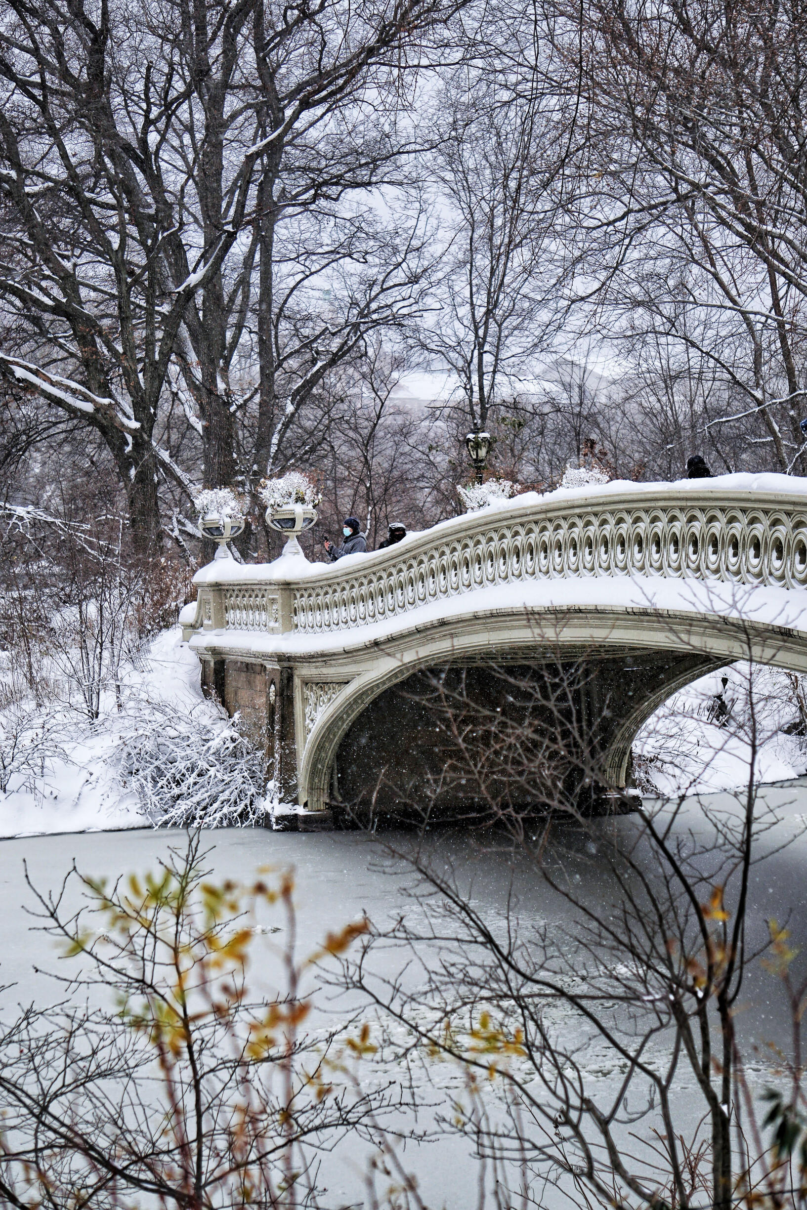 Un pont enneigé en hiver à New York.