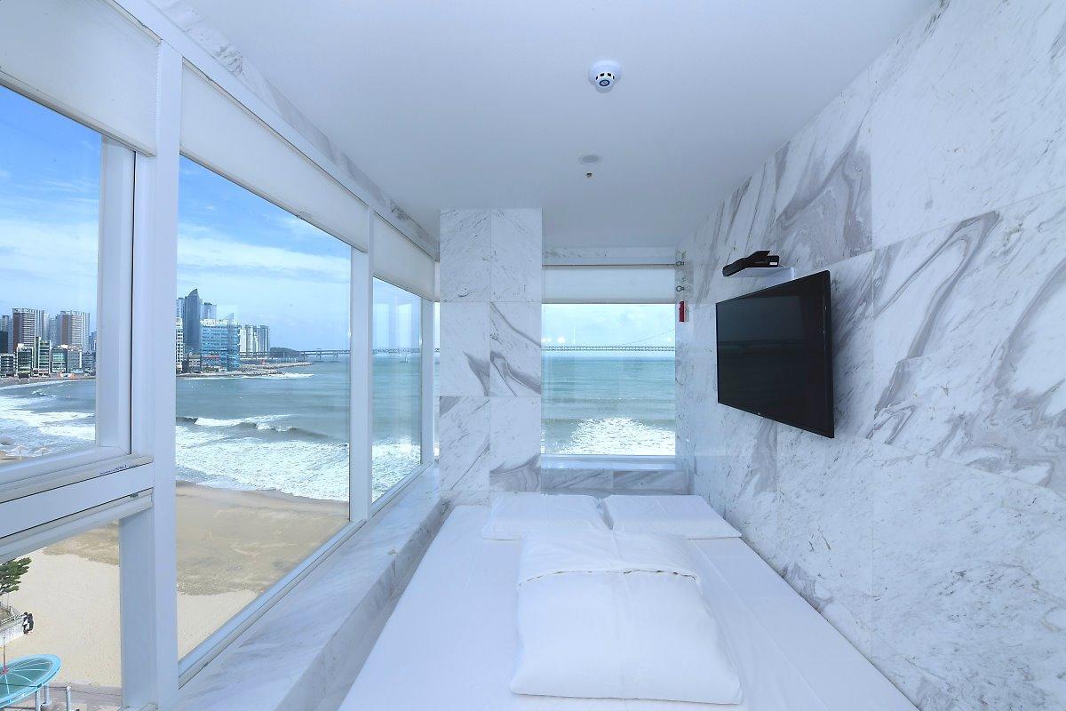 Une chambre d'hôtel avec vue sur la mer