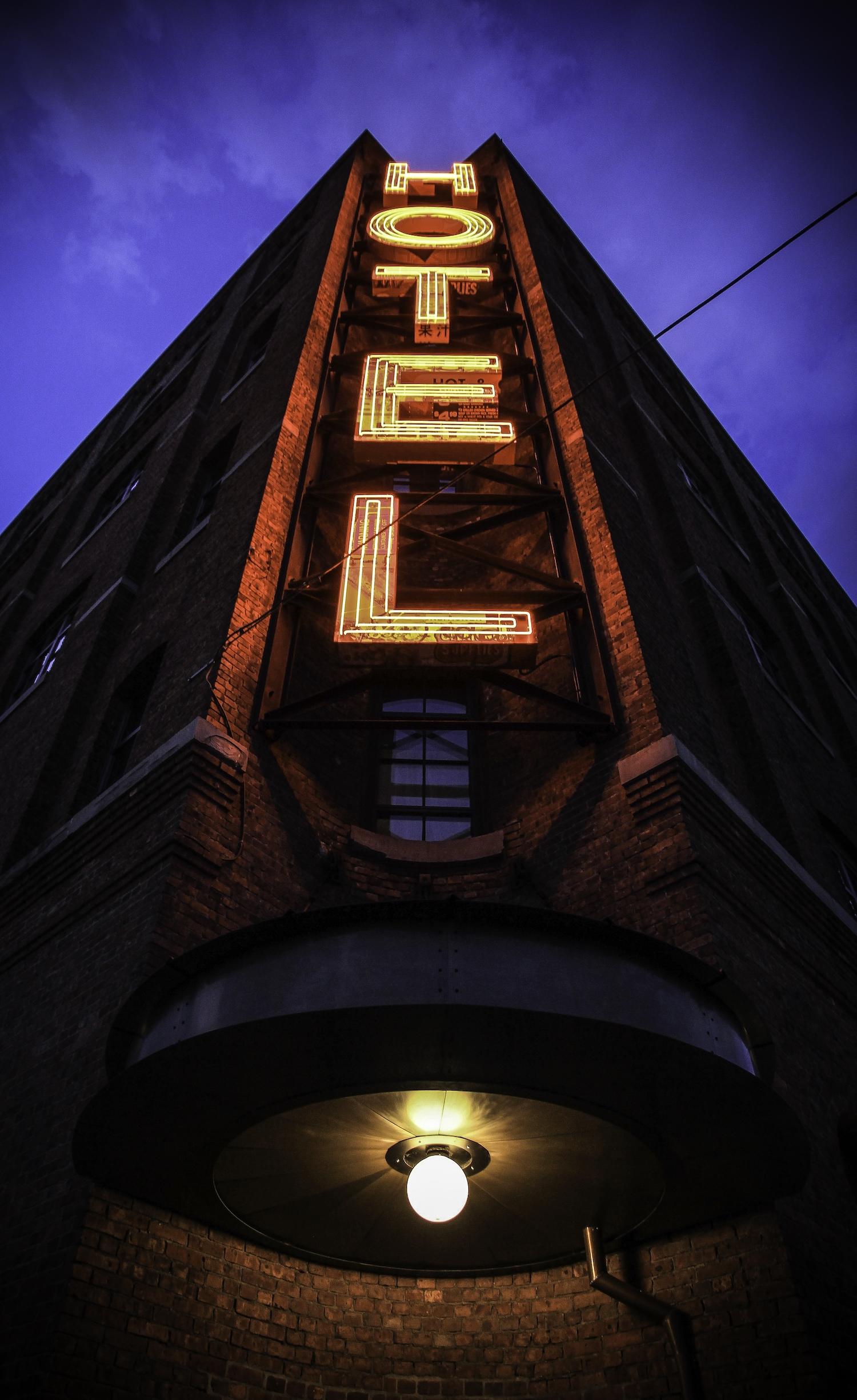 Facade d'un hôtel lumineux dans la nuit