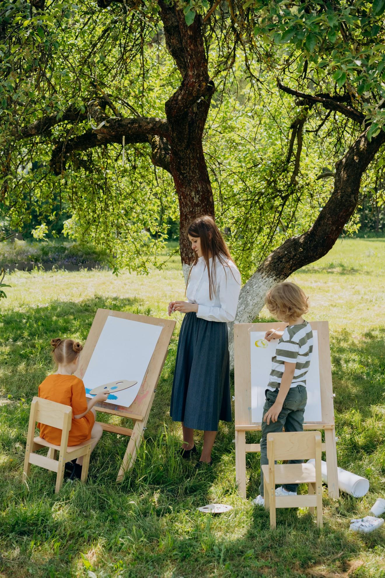 Un cours de peinture en extérieur.
