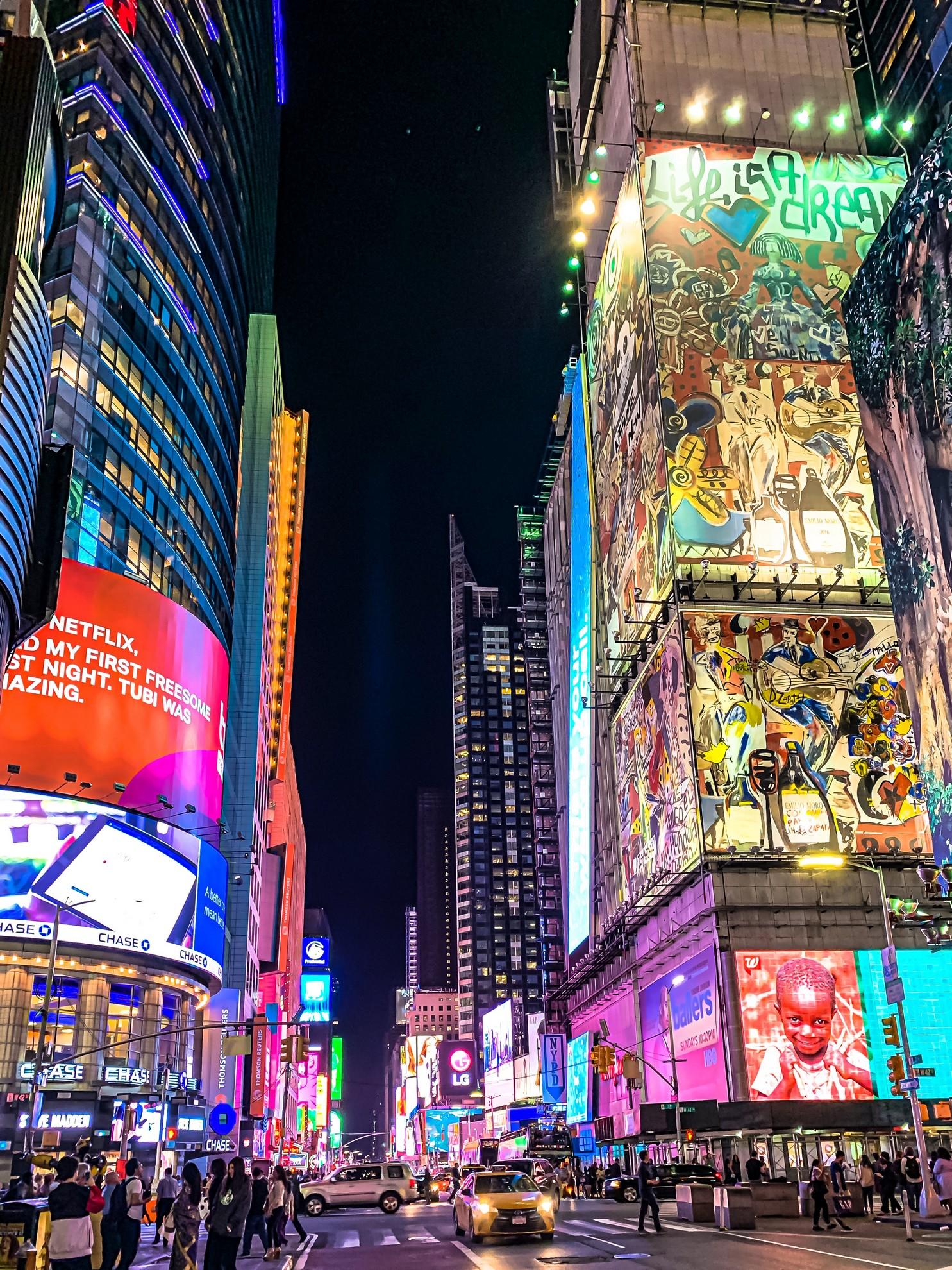 Une vue de Time Square la nuit.