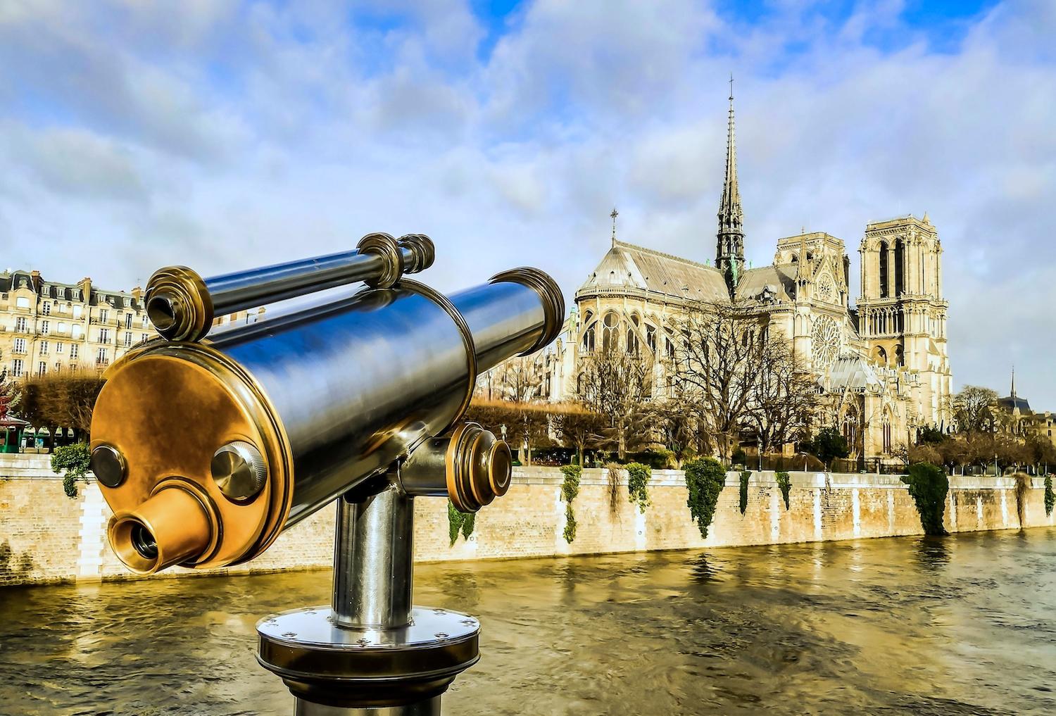 Longue vue avec Notre-Dame-de-Paris en arrière-plan.