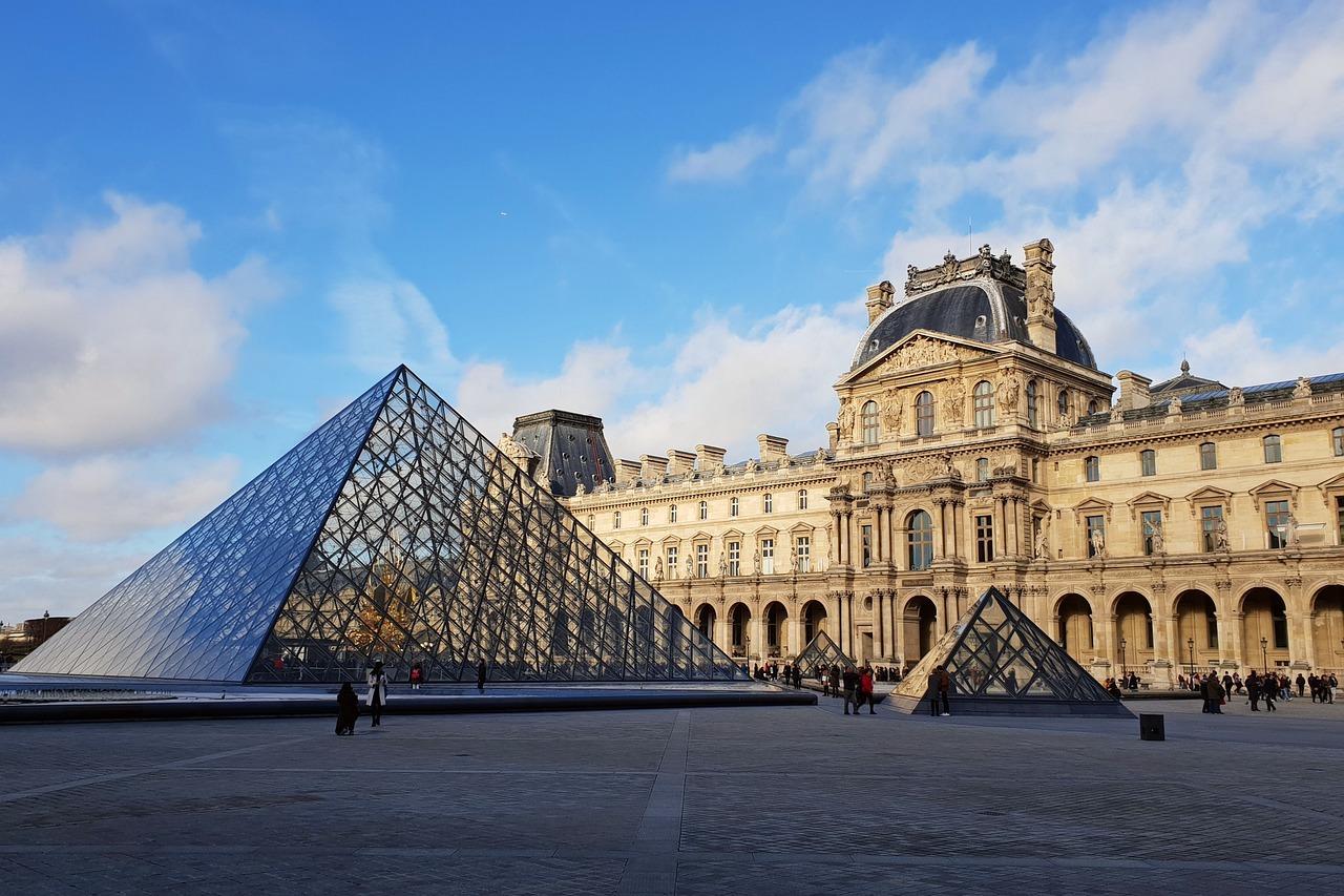 Vue du bâtiment du musée du Louvre à Paris.