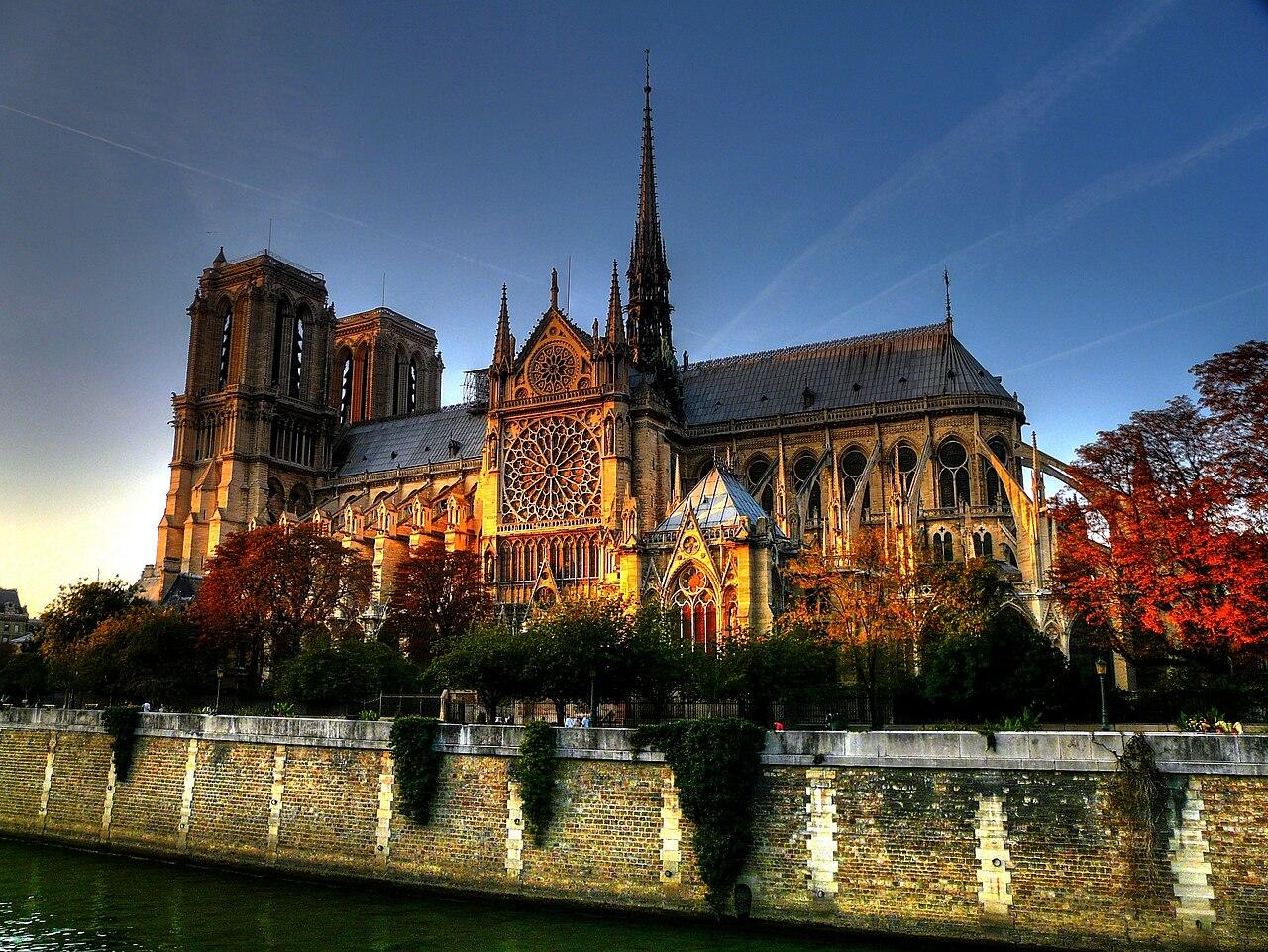 La cathédrale Notre-Dame-de-Paris à la tombée de la nuit.