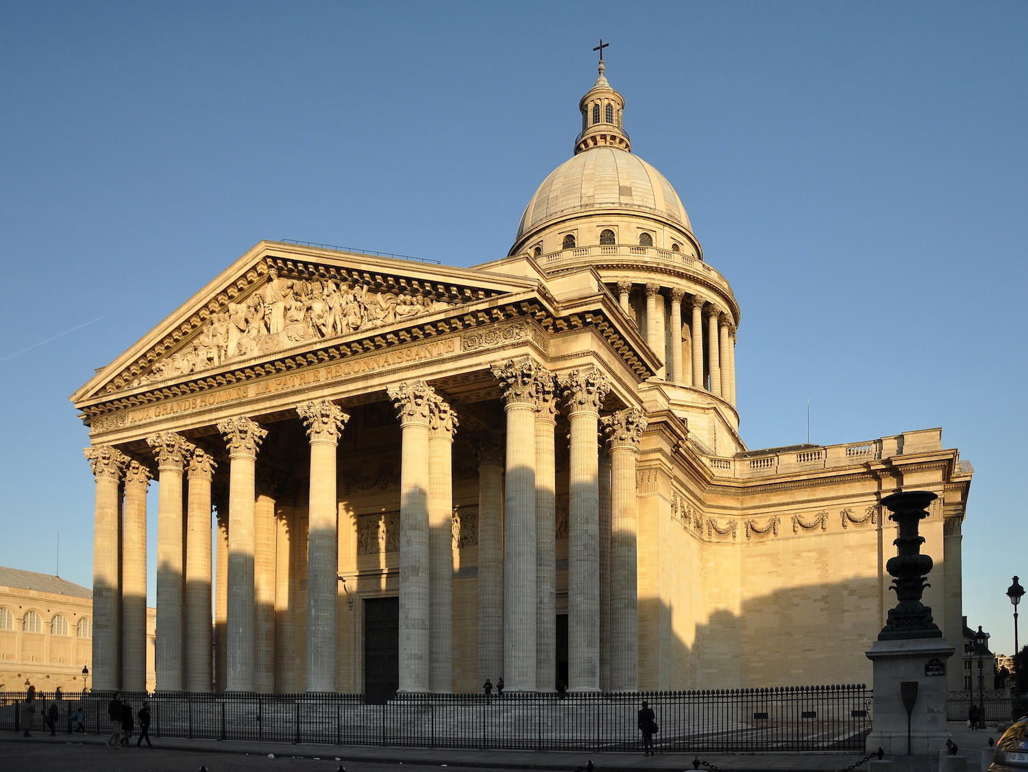 Vue du Panthéon à demi éclairé par le soleil.