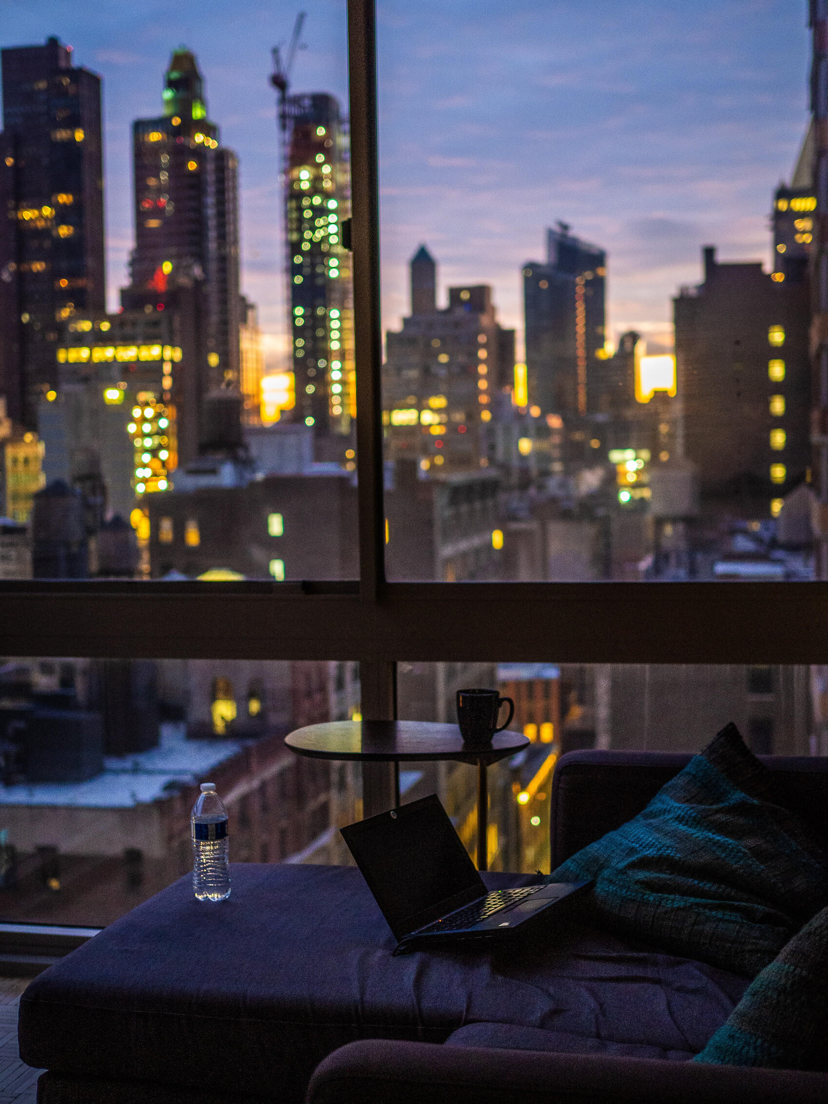 New York vue depuis la chambre d'un hôtel en été.