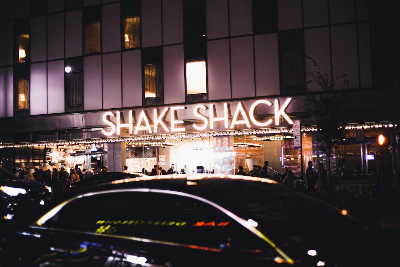 Photo d'une enseigne de Shake Shack à New York. 