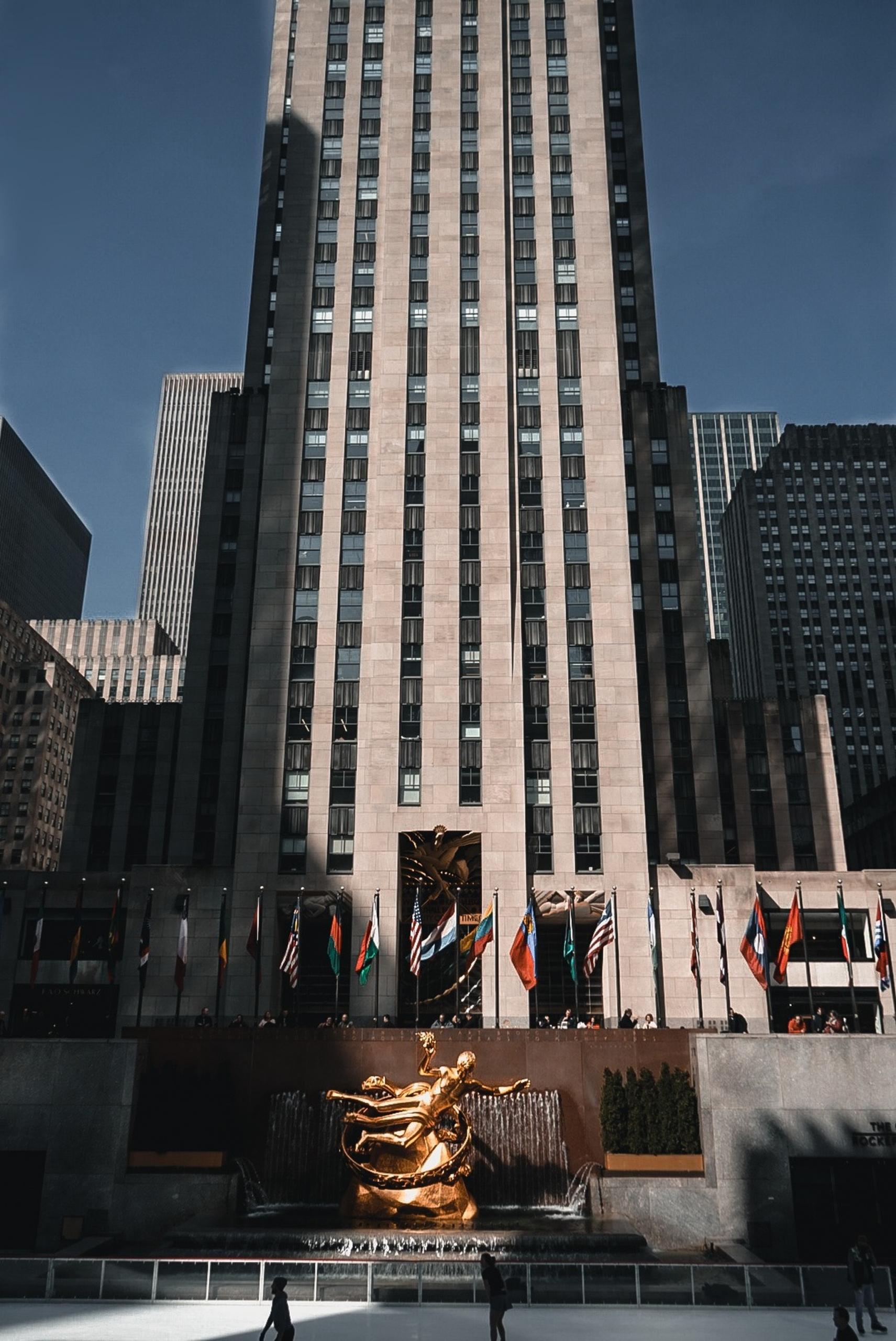 Le célèbre Rockefeller Center de New York vu d'en bas.
