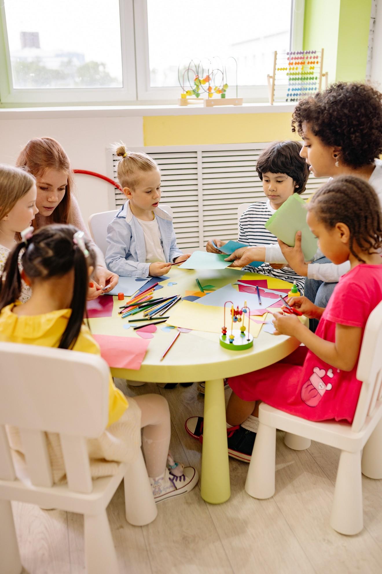 Une salle de classe de maternelle.