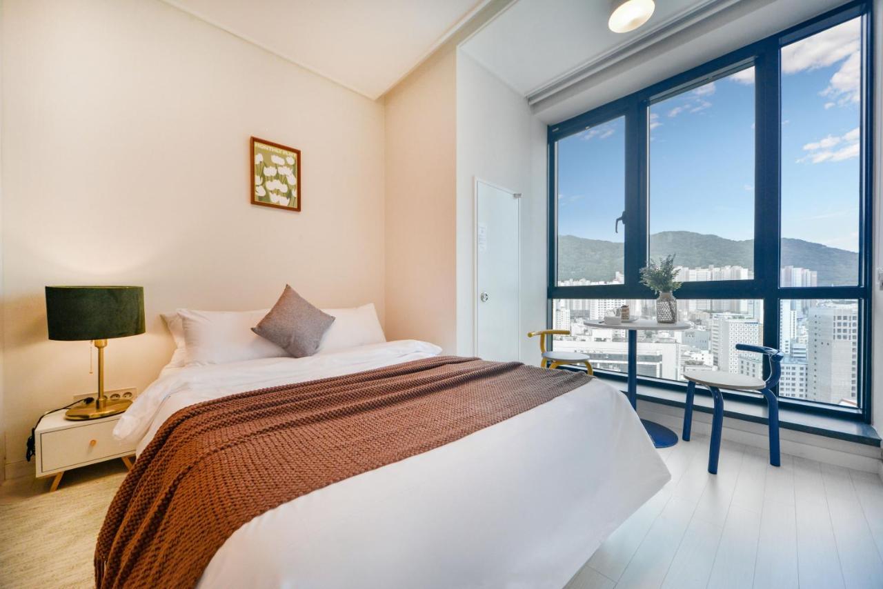 Une chambre d'hôtel avec lit double et grande fenêtre.