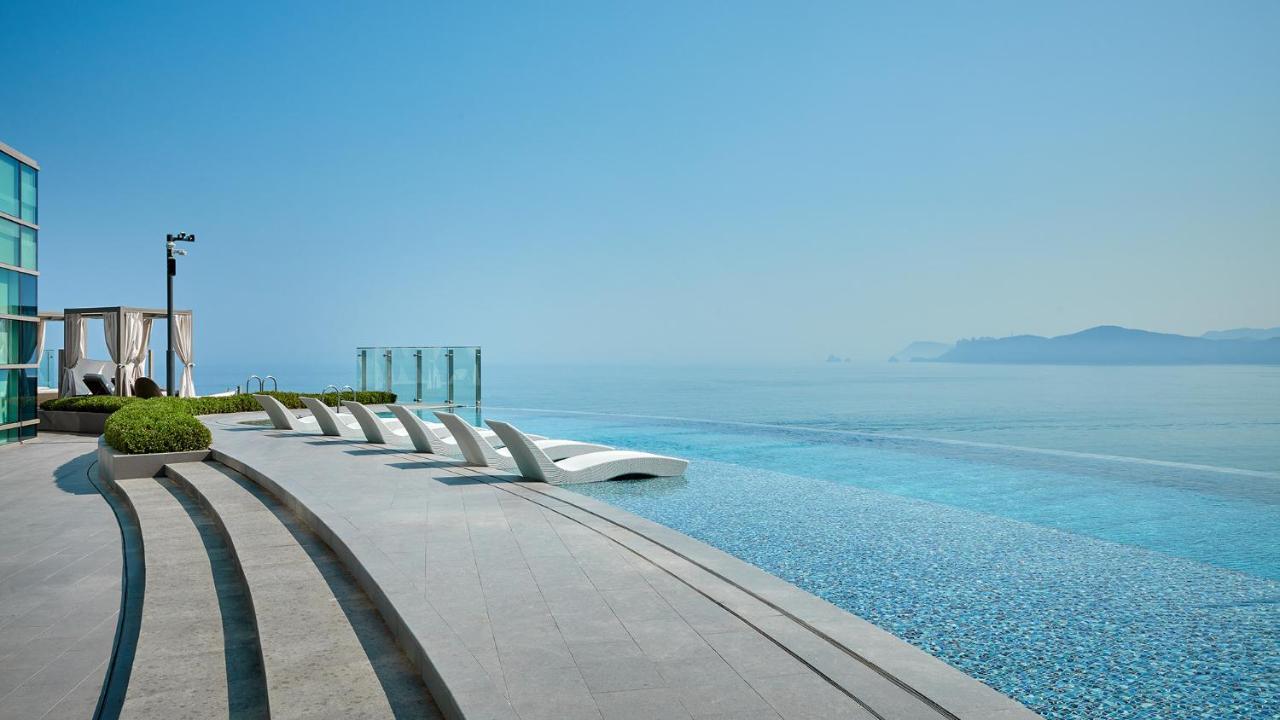 Piscine à débordement avec vue sur mer