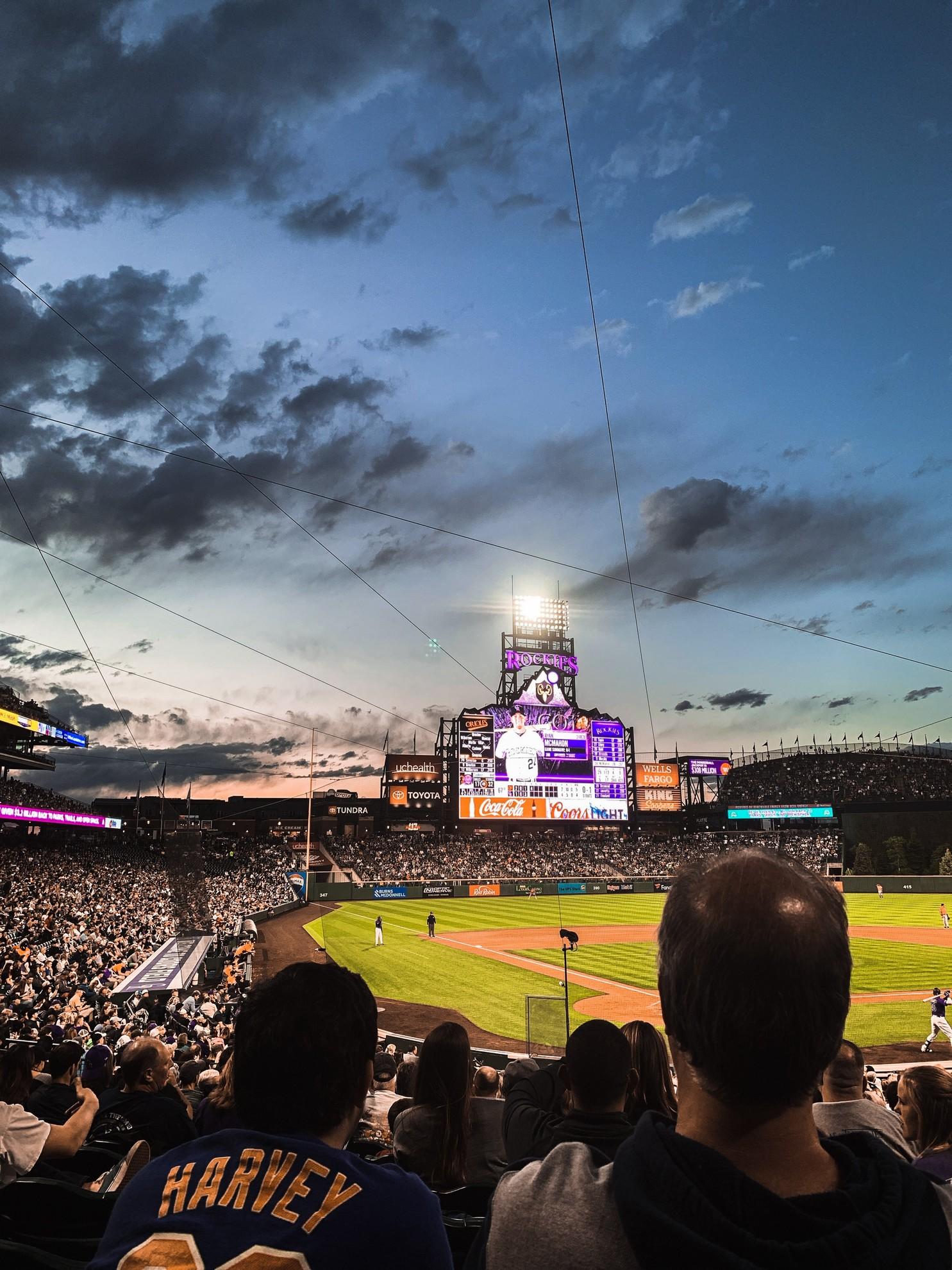 Des personnes dans un stade de baseball pendant un match.