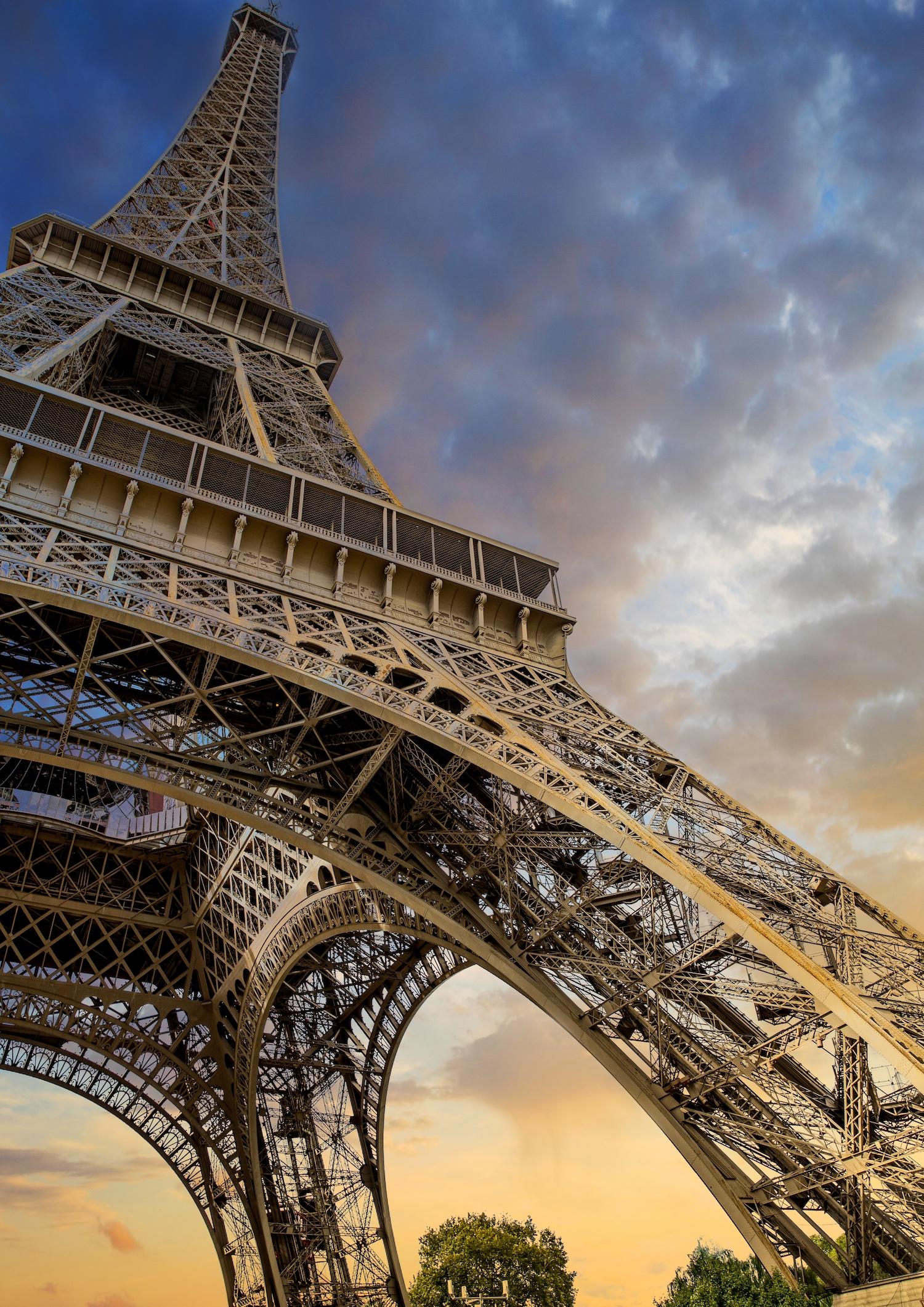 La Tour Eiffel à Paris prise en contre-plongée