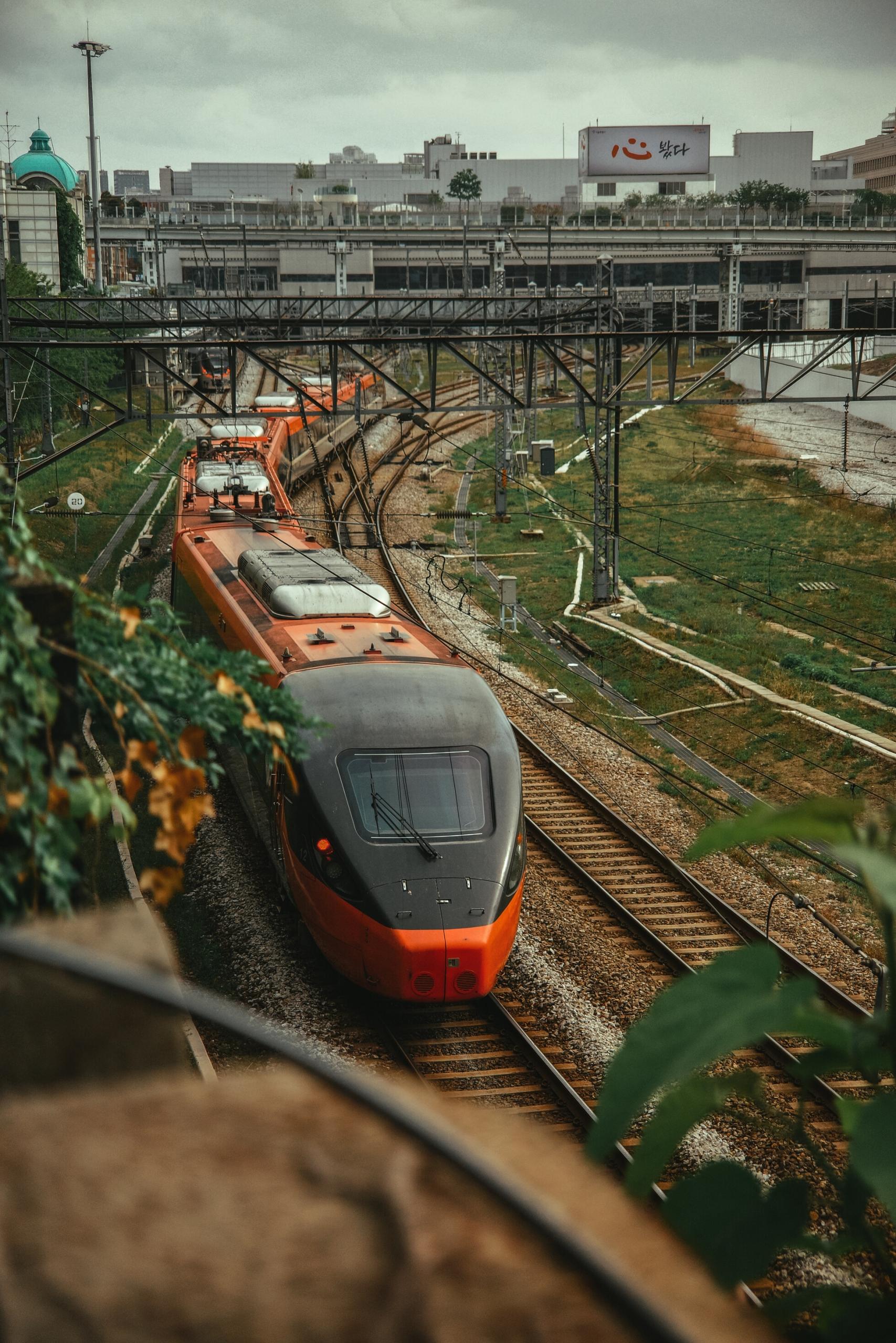 Un train coréen roule sur les rails jusqu'à Séoul.