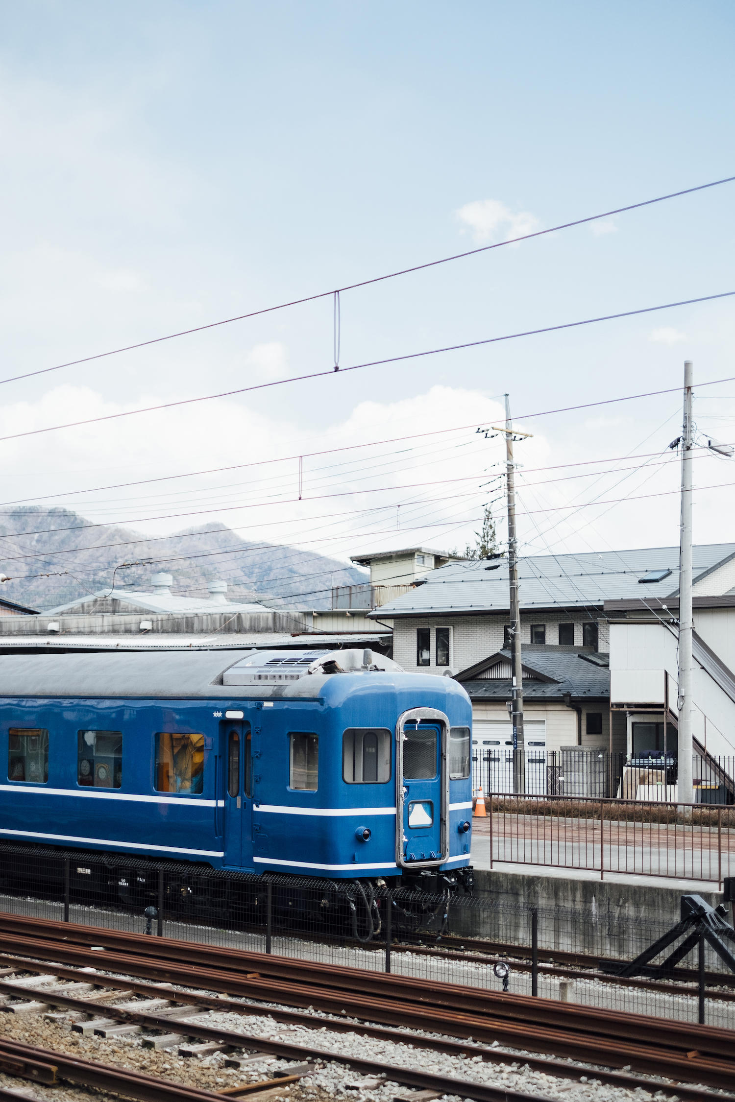 Train à la gare devant des montagnes.