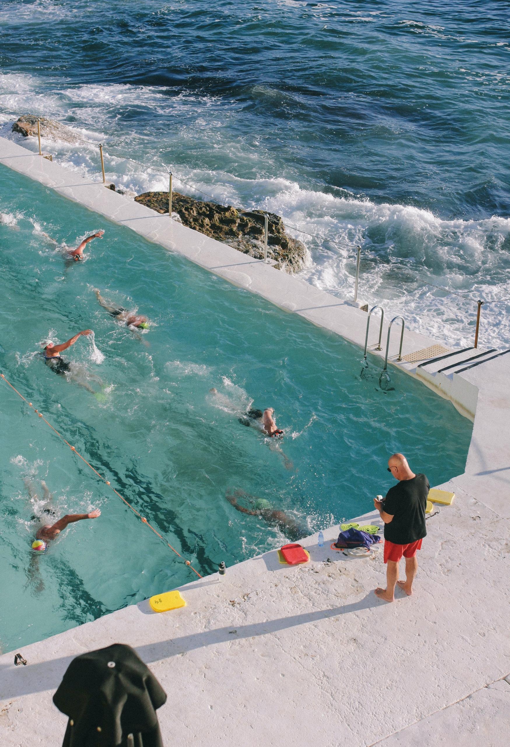 Un cours de natation pour adultes au bord de la mer.