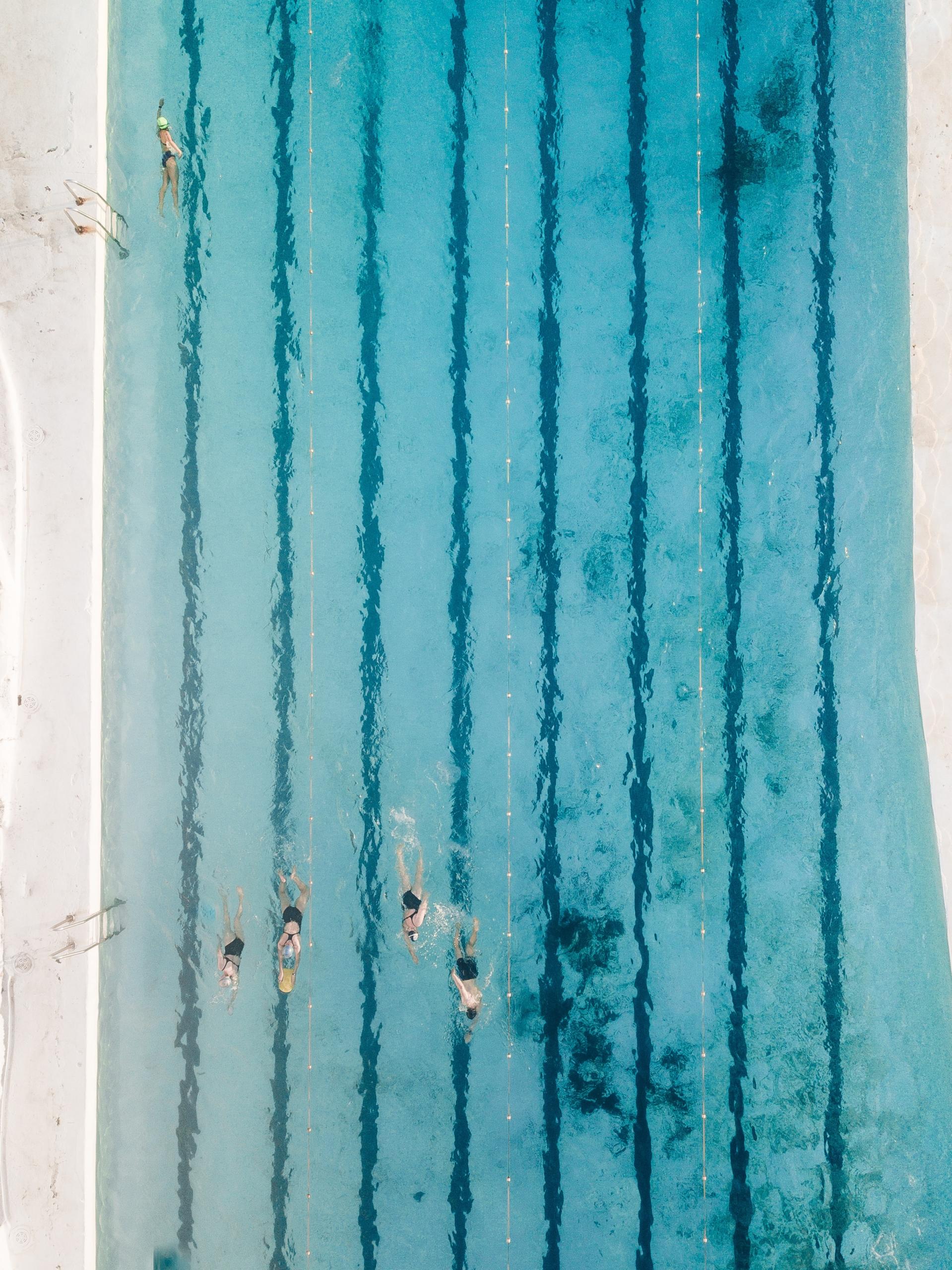 Des lignes de piscine vue d'en haut.