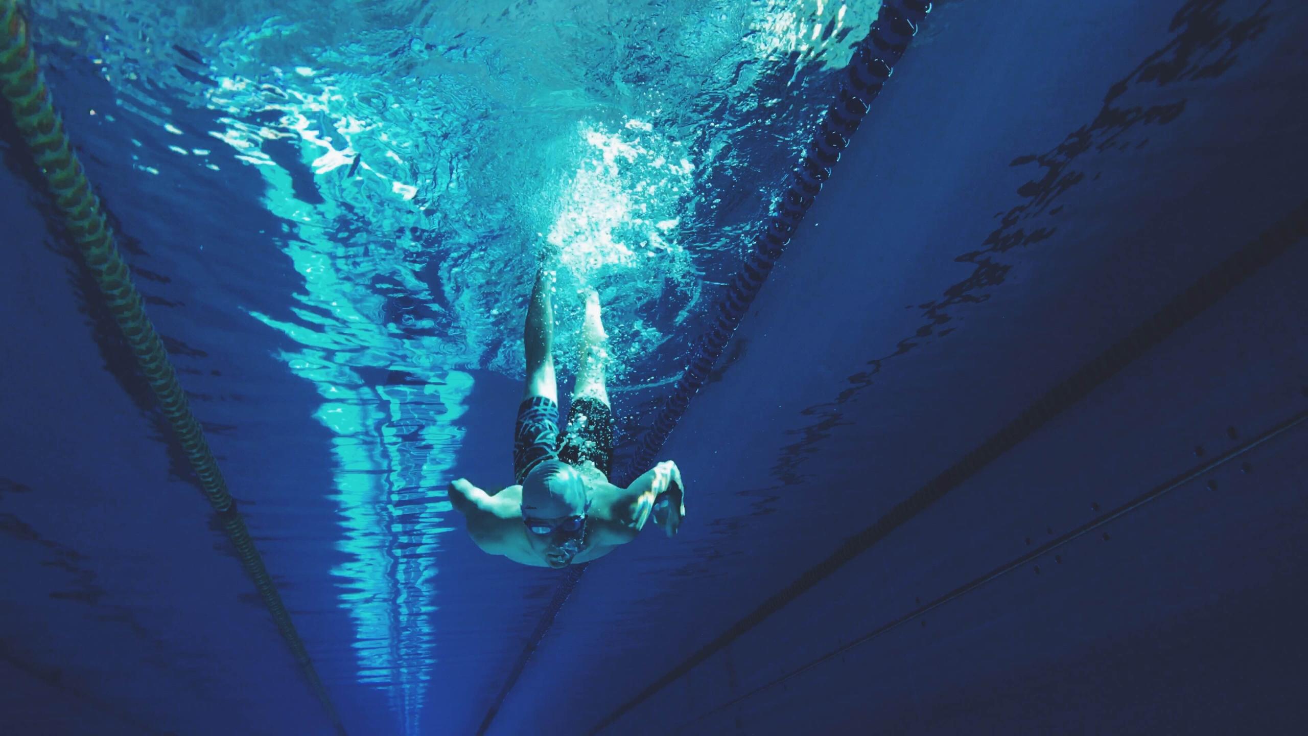 Un nageur plonge dans une piscine sans peur.
