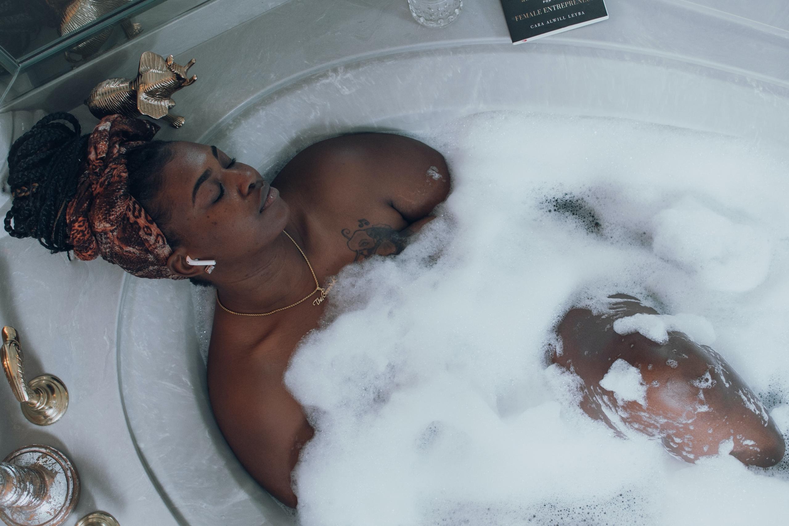 Une femme combat l'aquaphobie dans sa baignoire.