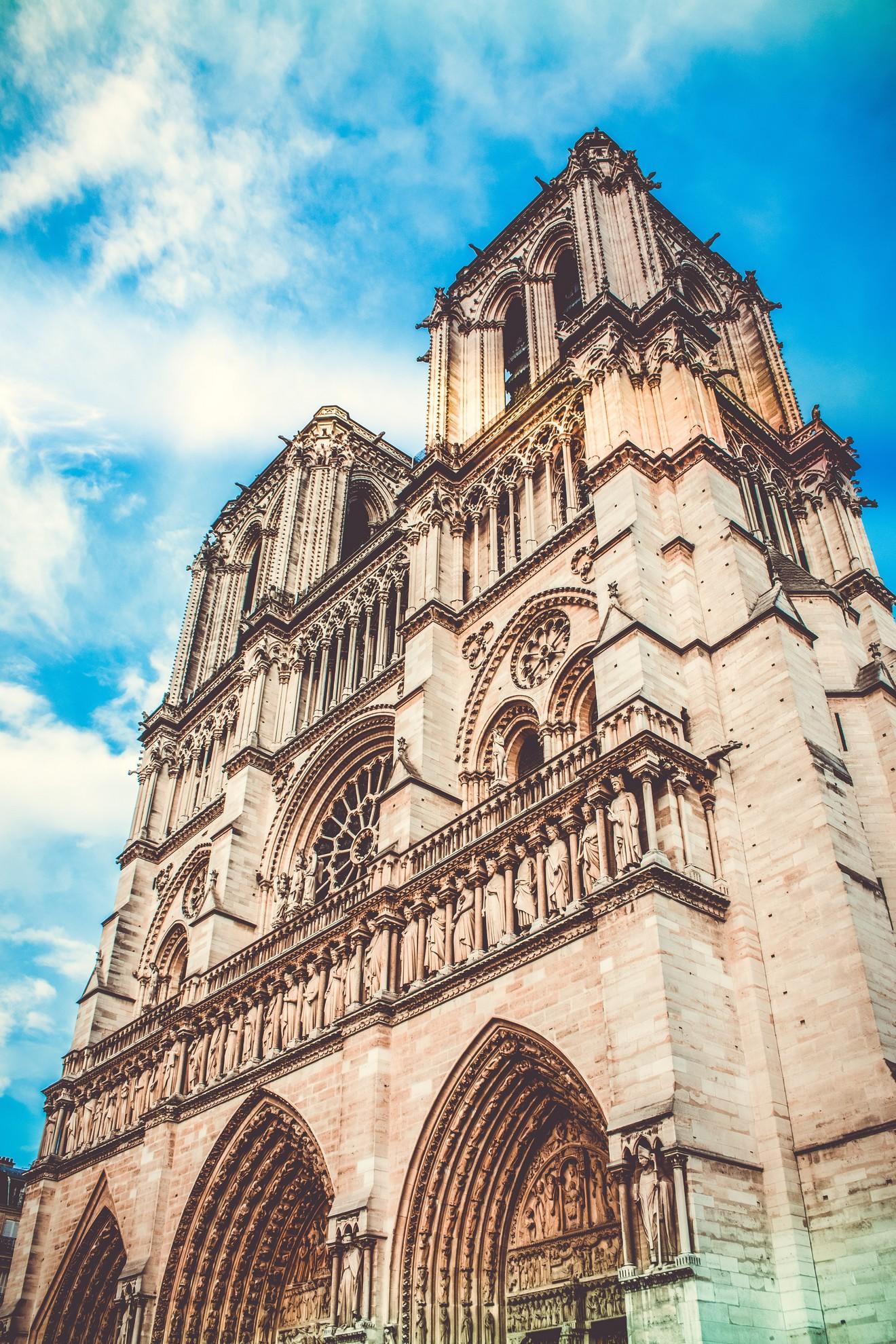 La cathédrale Notre Dame de Paris vue d'en bas.