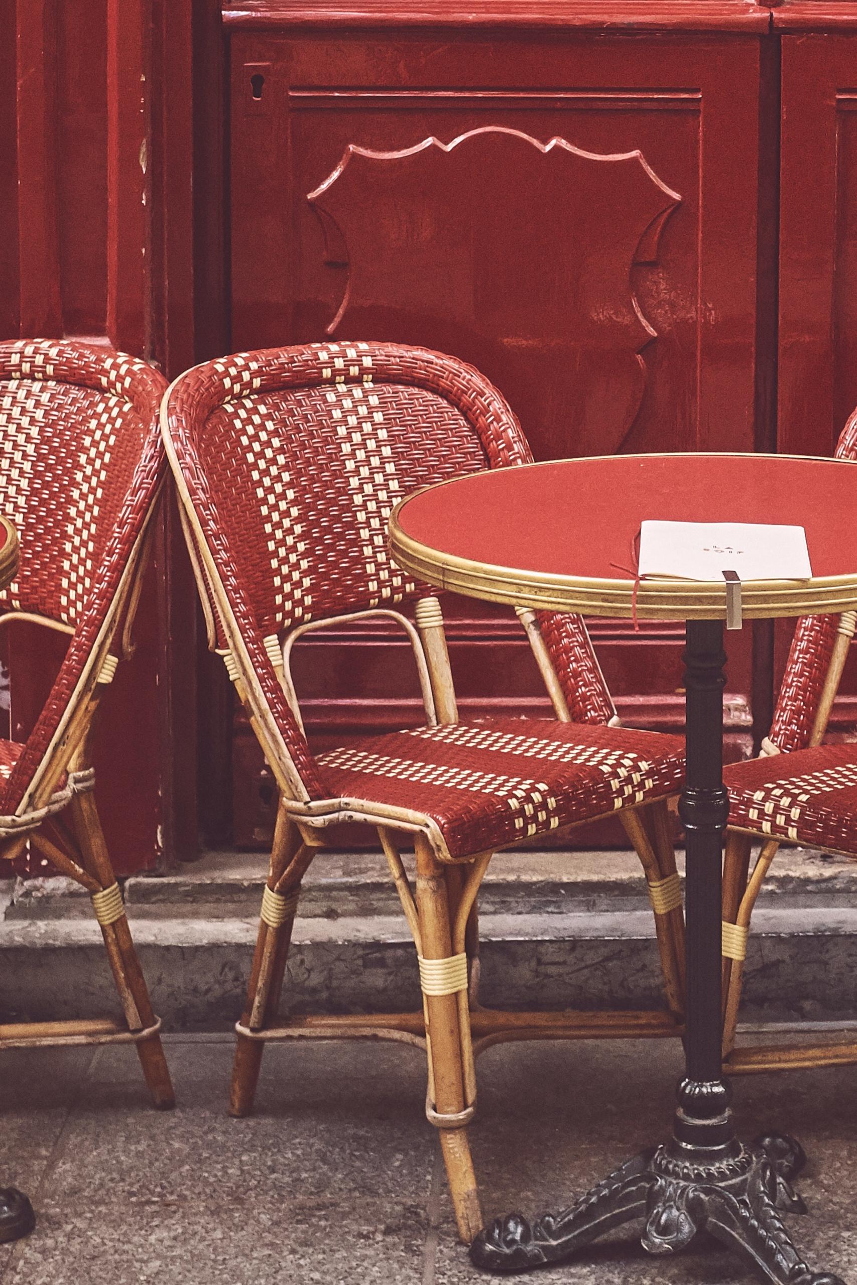 Une table et une chaise de terrasse à Paris.