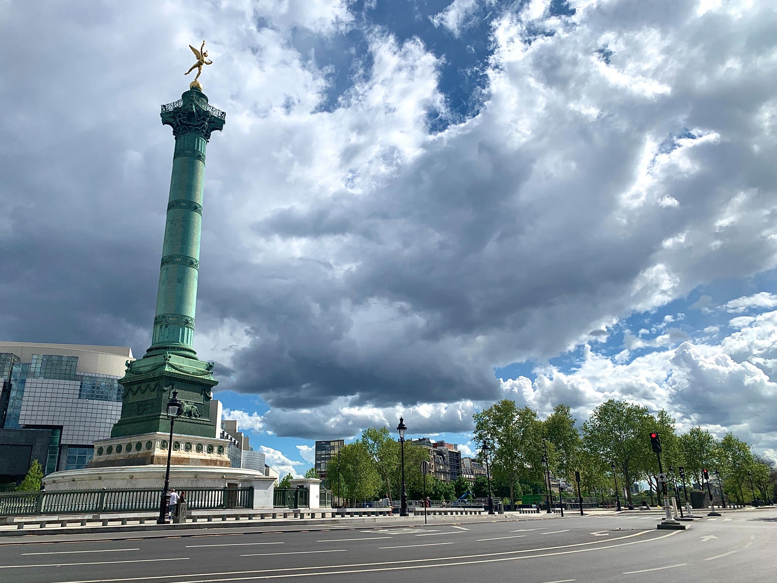 La Place de la Bastille vide.