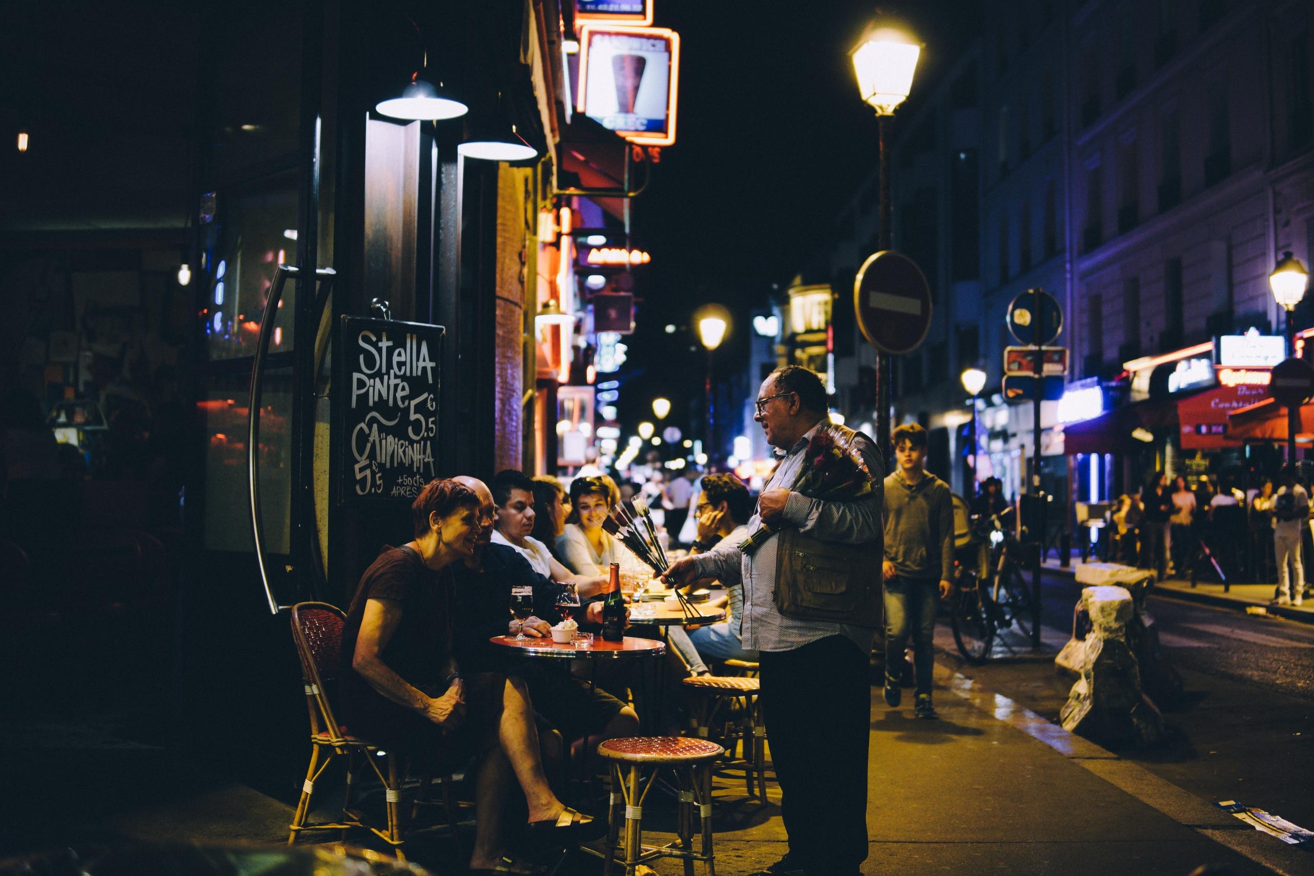 Un bar animé de nuit à Paris.