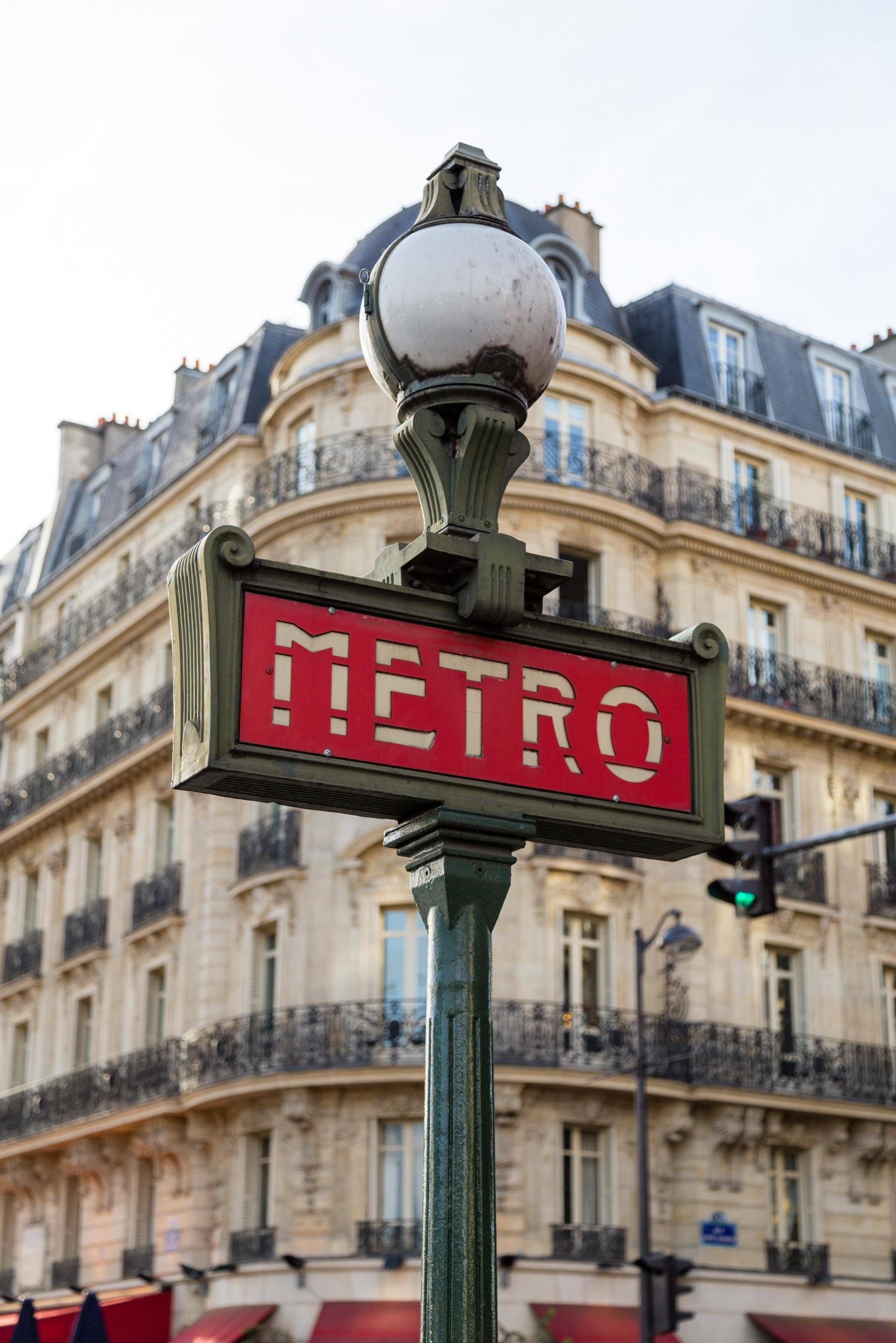Un logo du métropolitain traditionnel de Paris.