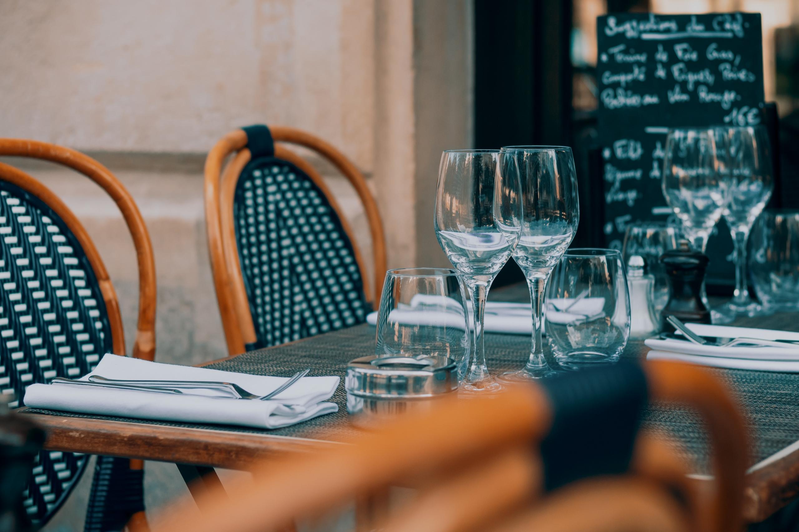 Une table de brasserie parisienne.