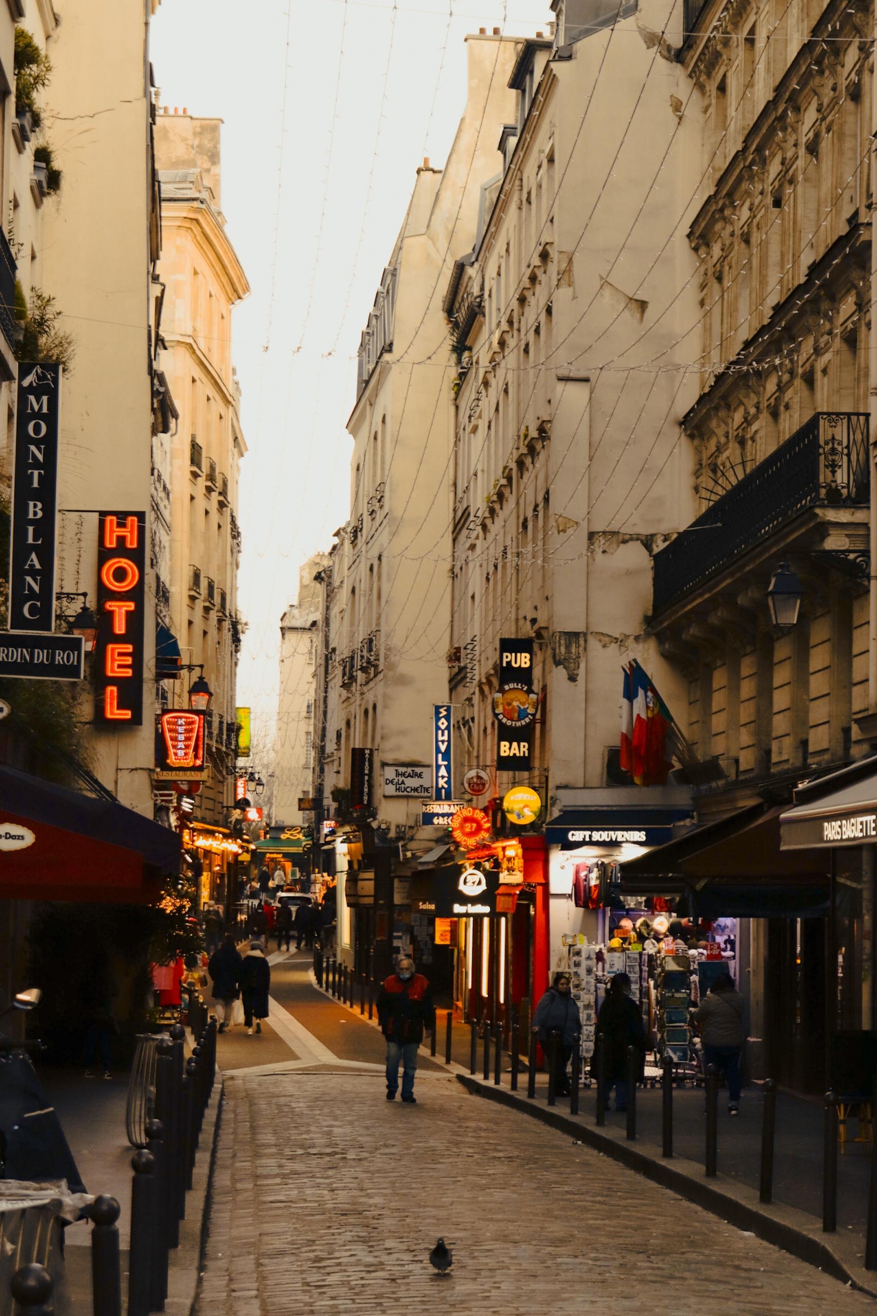 Une rue parisienne pleine de bars.