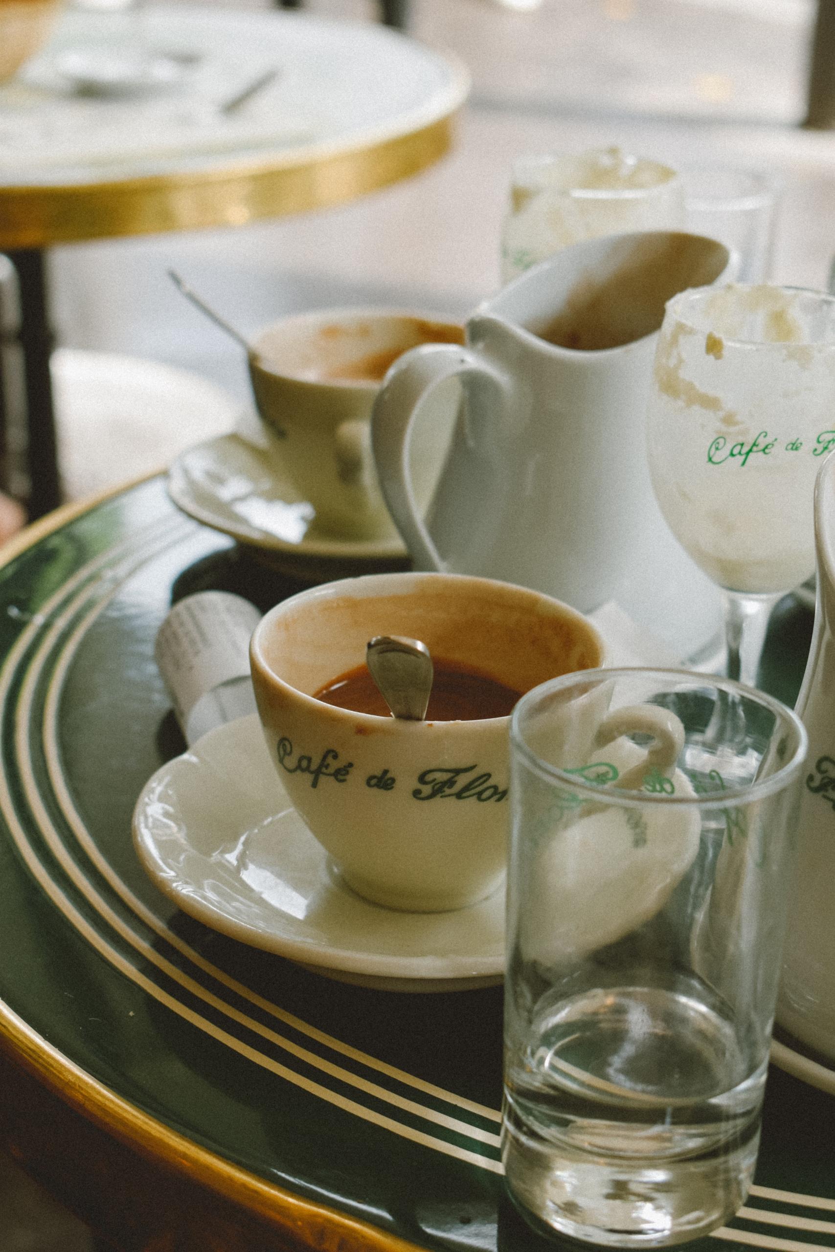 Une tasse de chocolat chaud au Café de Flore.