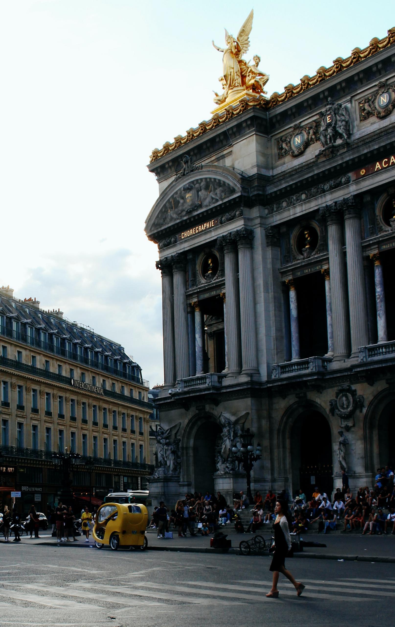L'Opéra de Paris vu depuis la rue.
