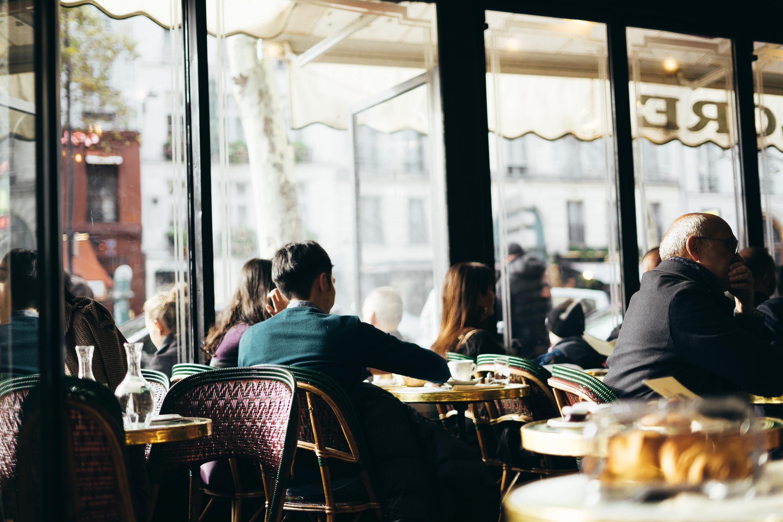Une salle de restaurant à Paris.