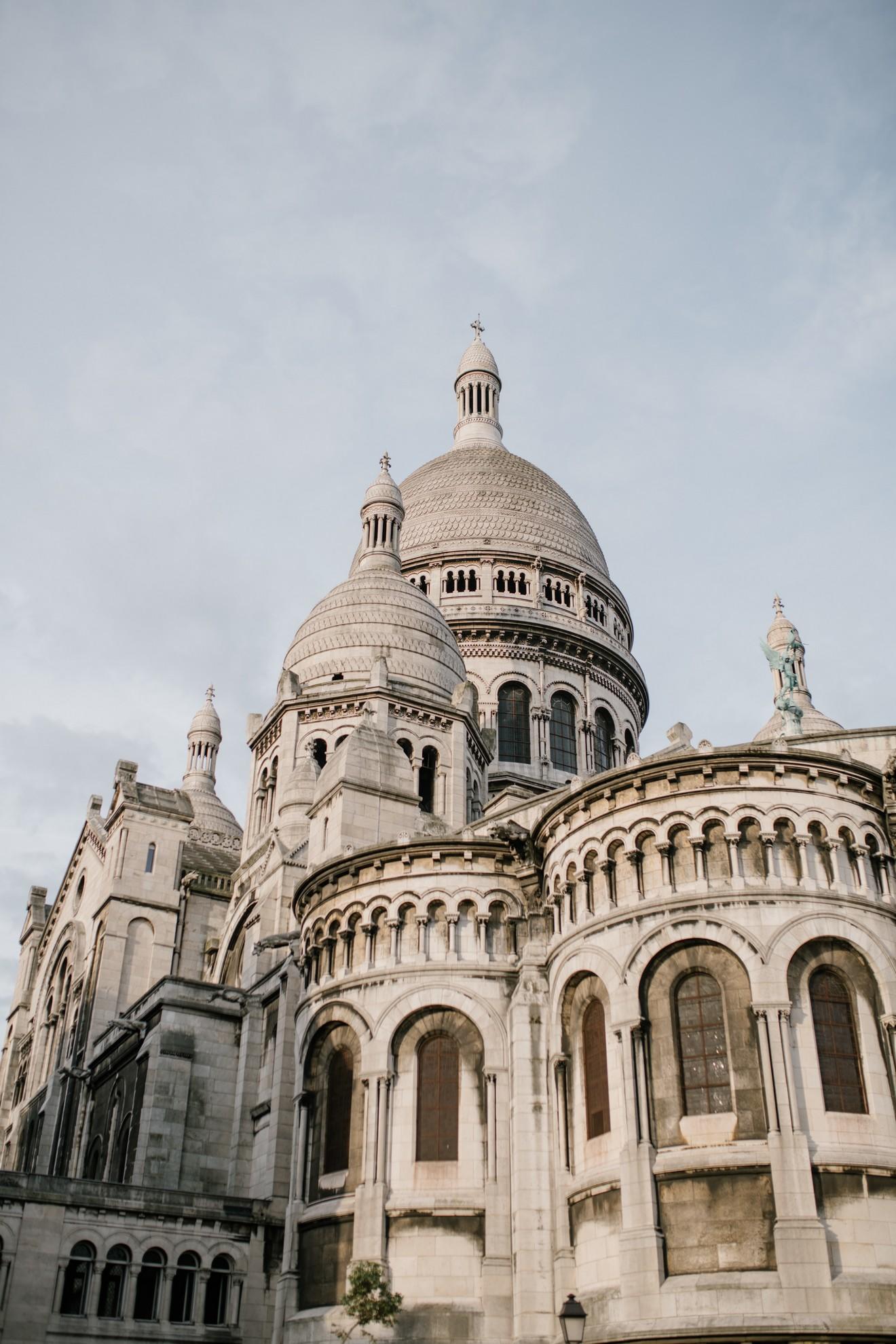 Une vue du Sacré Coeur depuis les marches.