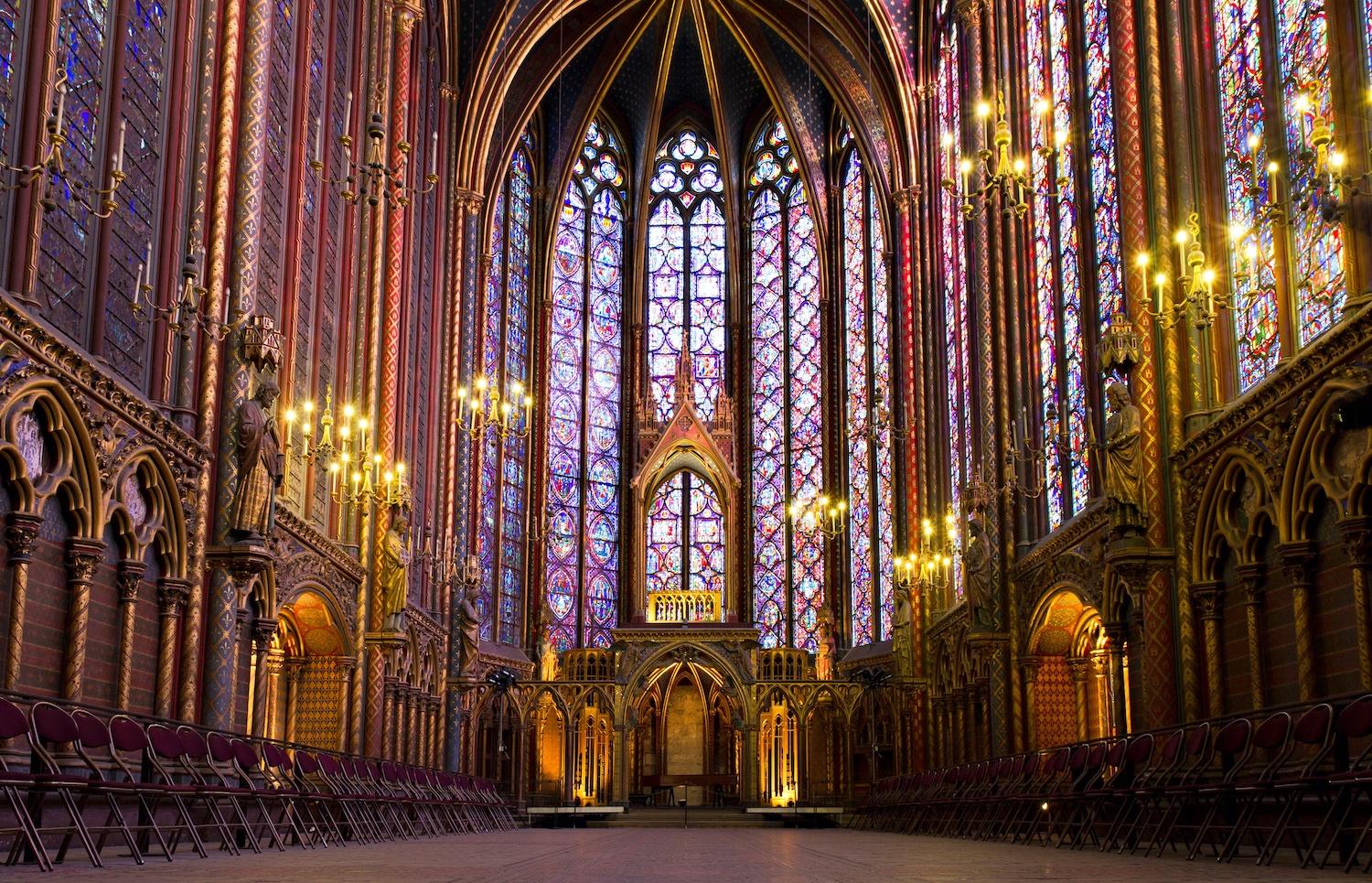 Intérieur avec vitraux de la Sainte Chapelle à Paris.