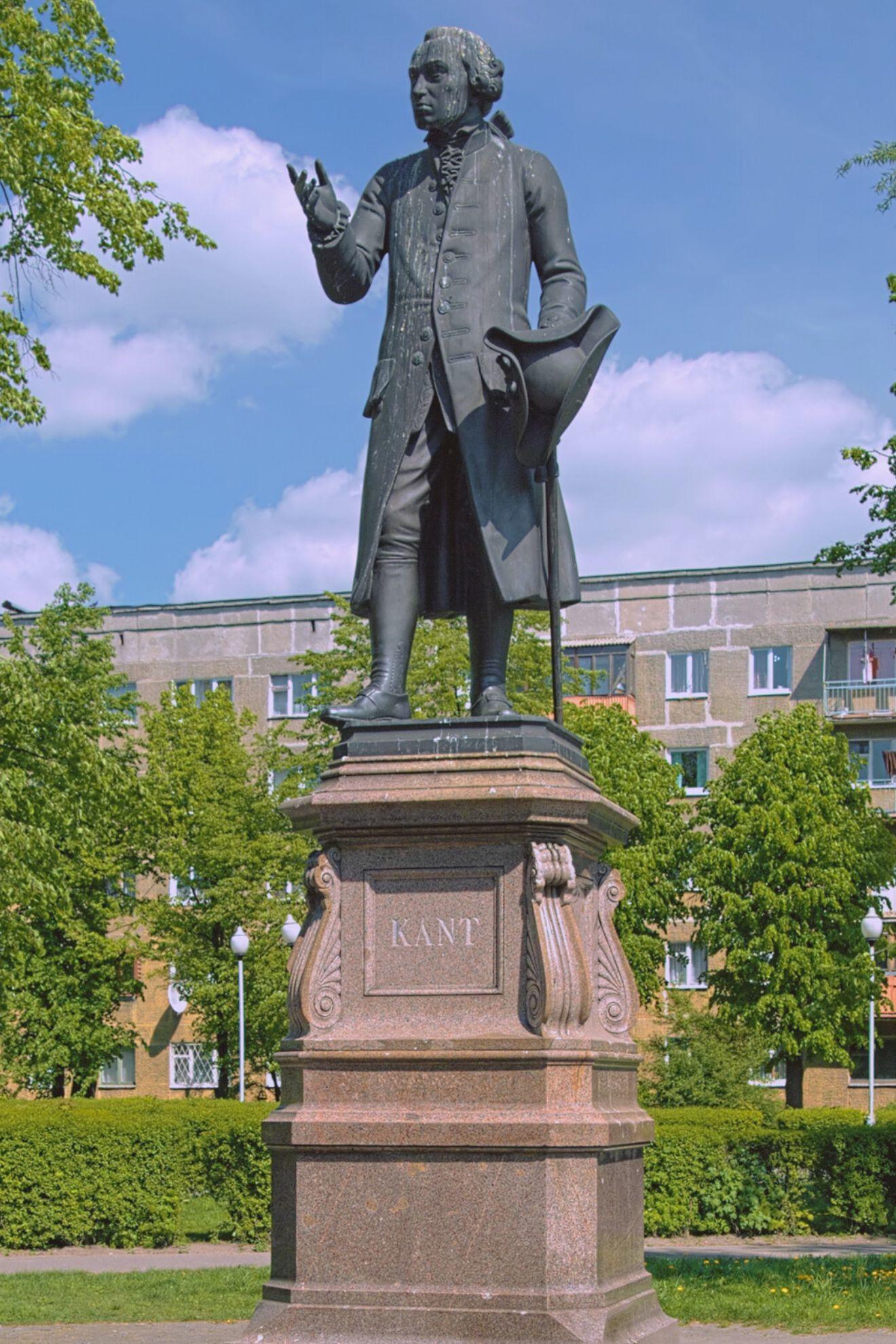 Une statue de Kant dans un parc public.