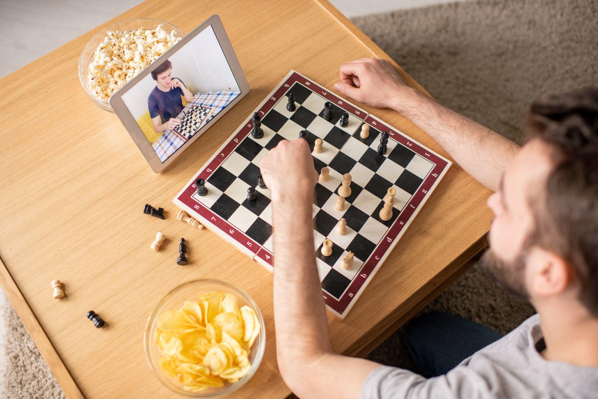 Une personne en train de jouer aux échecs en ligne.