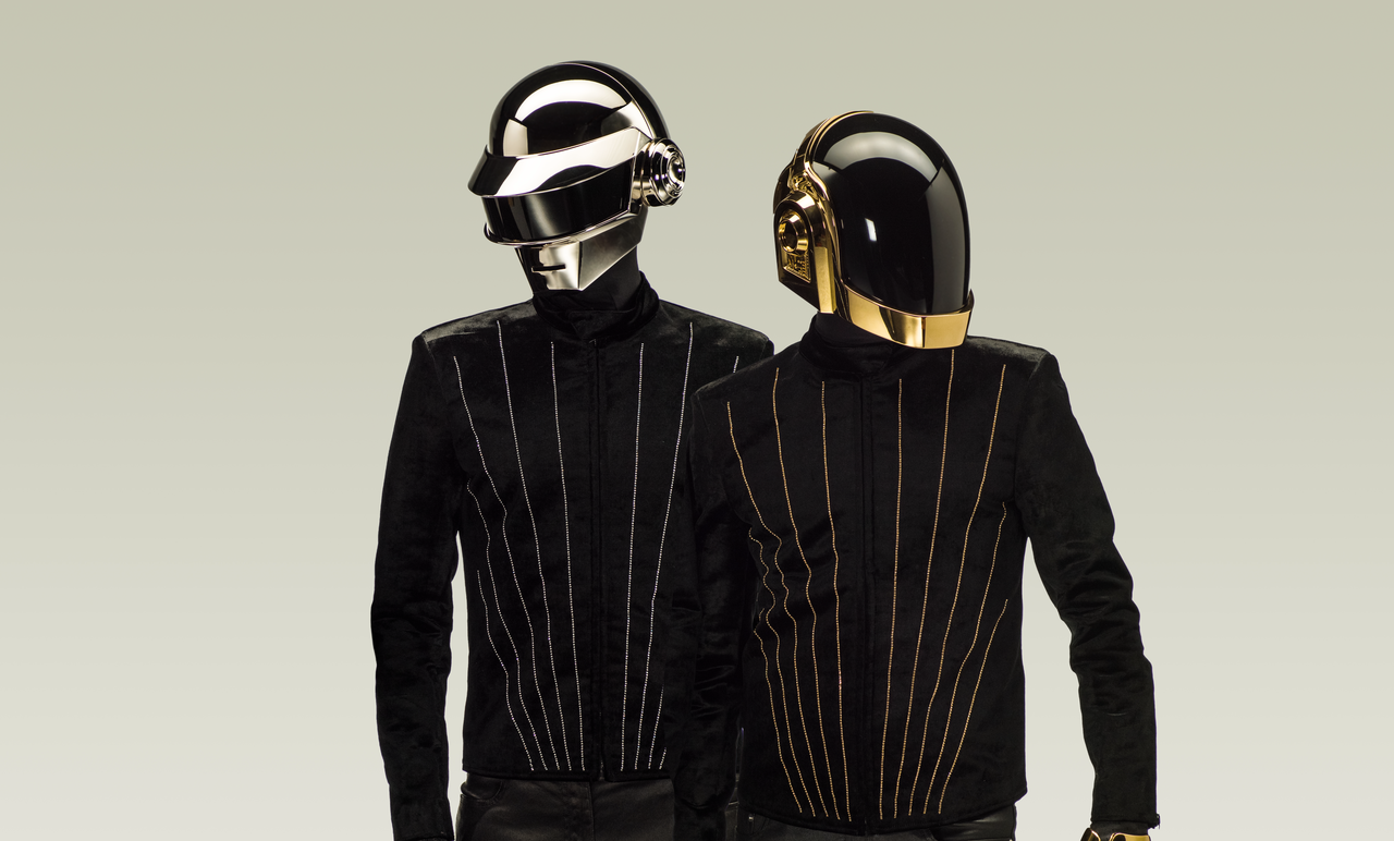 Les deux membres du groupe Daft Punk avec leur casque, habillés en noir.